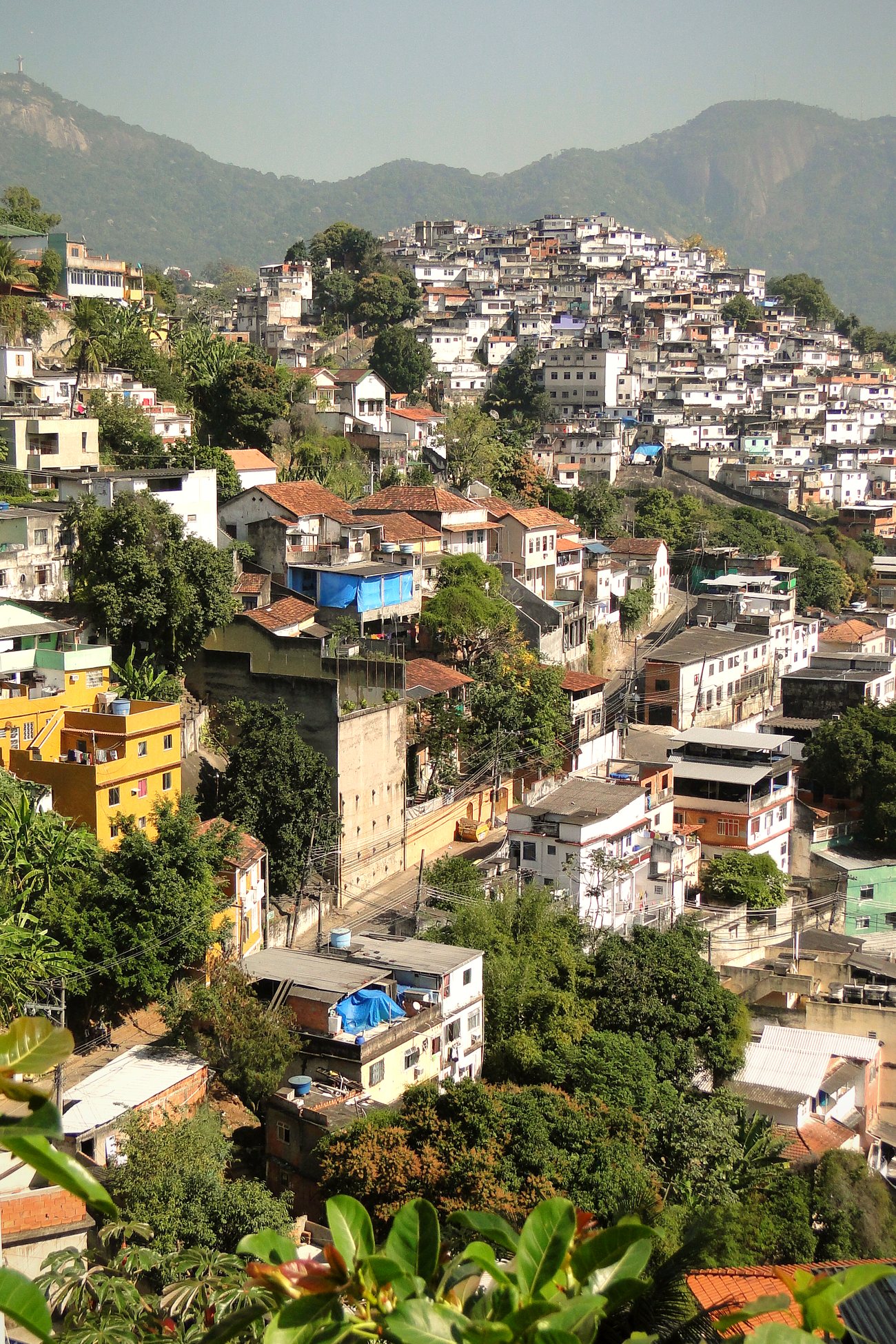 Cobbled hillside street in Santa Teresa with colourful colonial houses