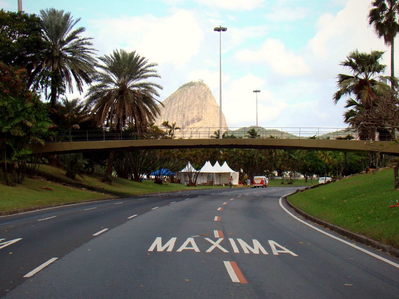 The green expanse of Aterro do Flamengo park along Guanabara Bay