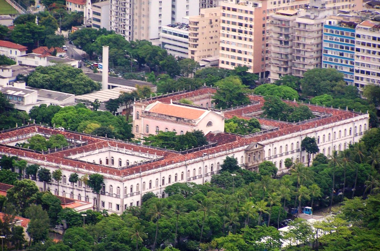 A modern private hospital building in Rio de Janeiro