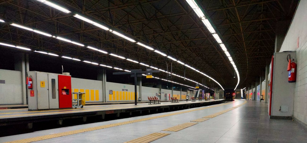 A modern, clean metro station platform in Rio de Janeiro