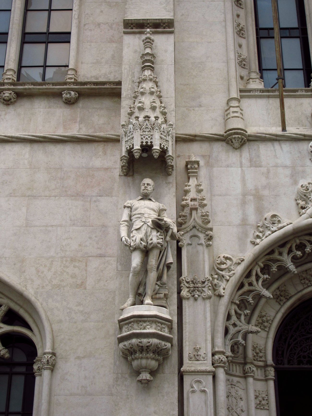 A residential building entrance in Rio's Zona Sul
