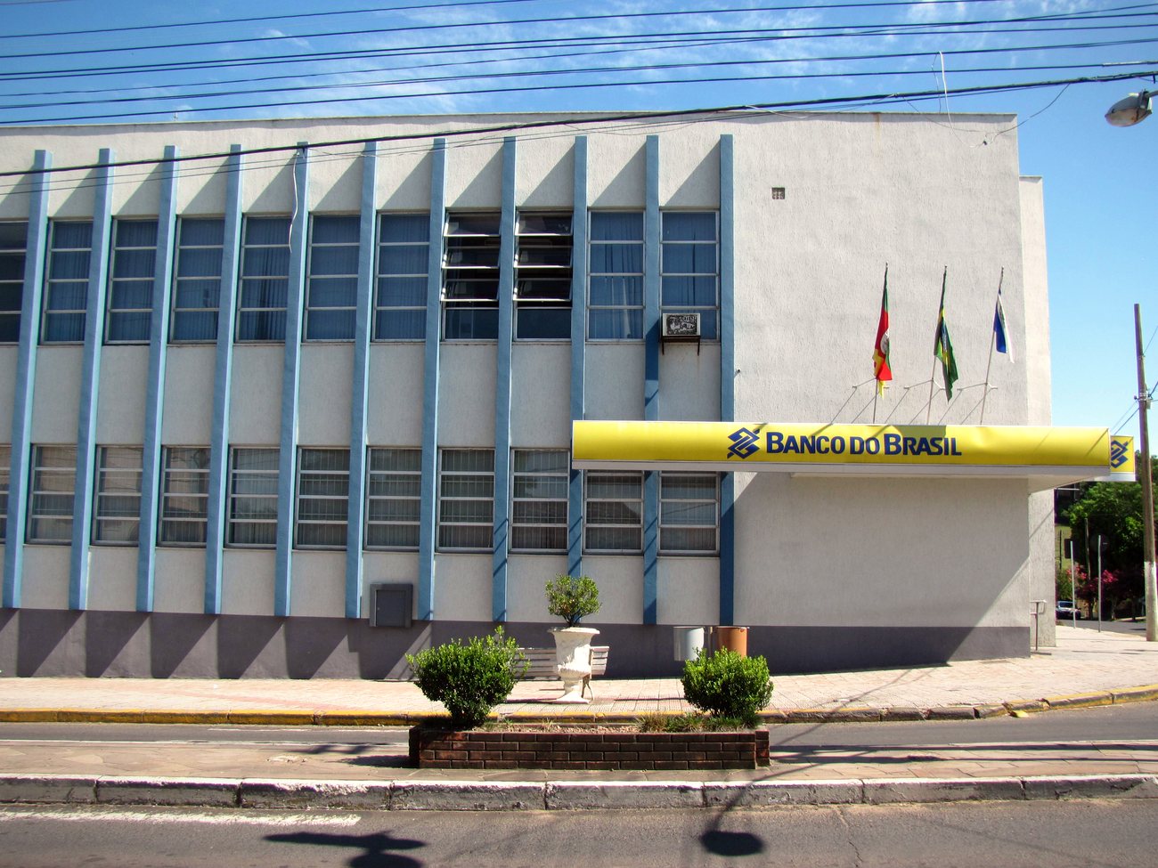 Street-level branch of a Brazilian retail bank