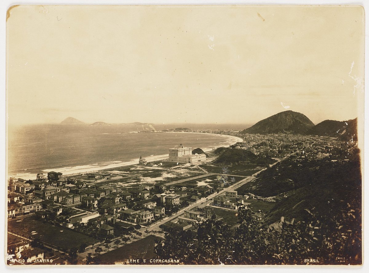 Copacabana beachfront and the Copacabana Palace hotel, Rio de Janeiro, circa 1930 — the avenue where Edifício Chopin would rise in 1956