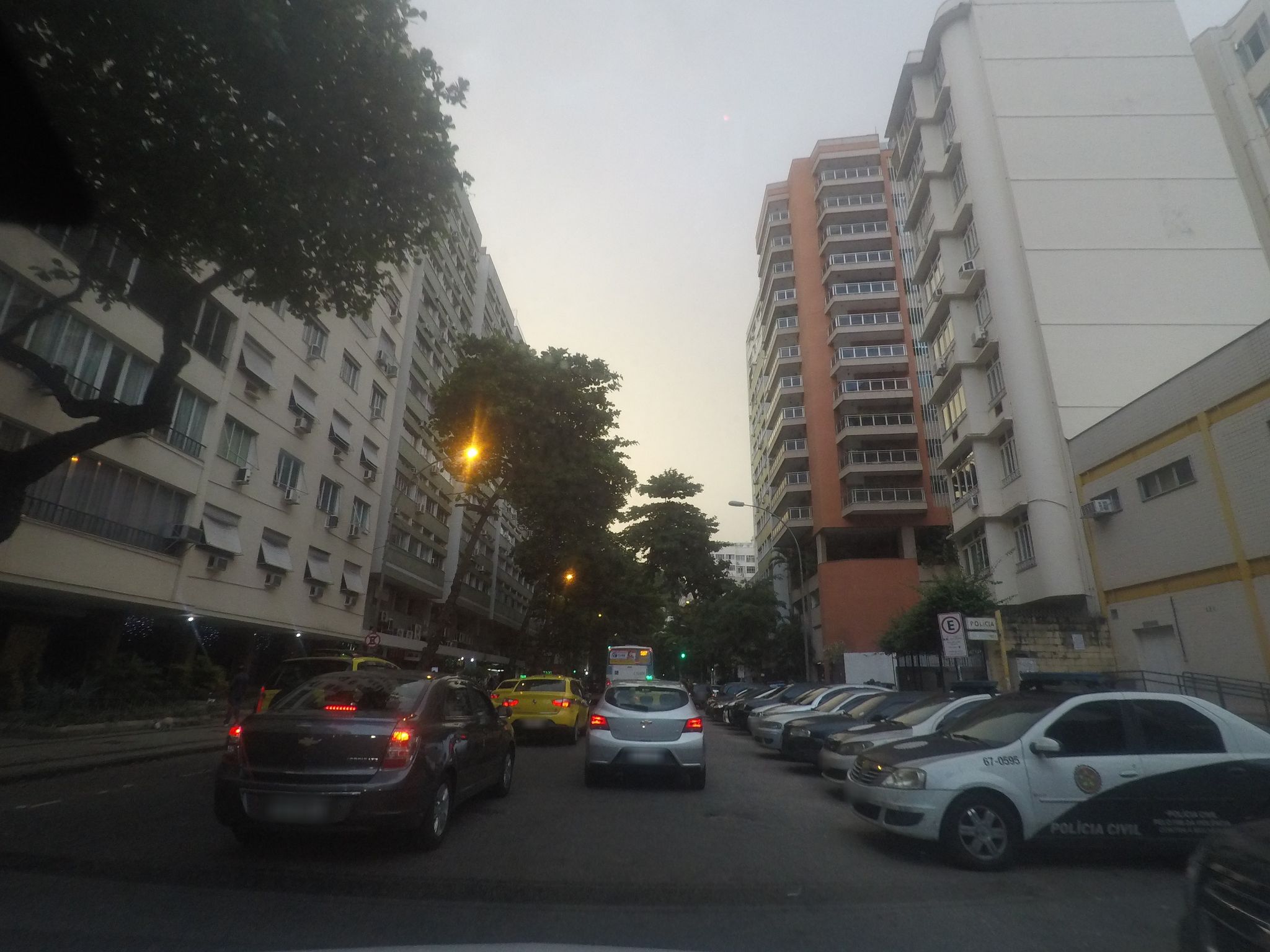 Street-level view near Acesso Figueiredo Magalhães, Copacabana