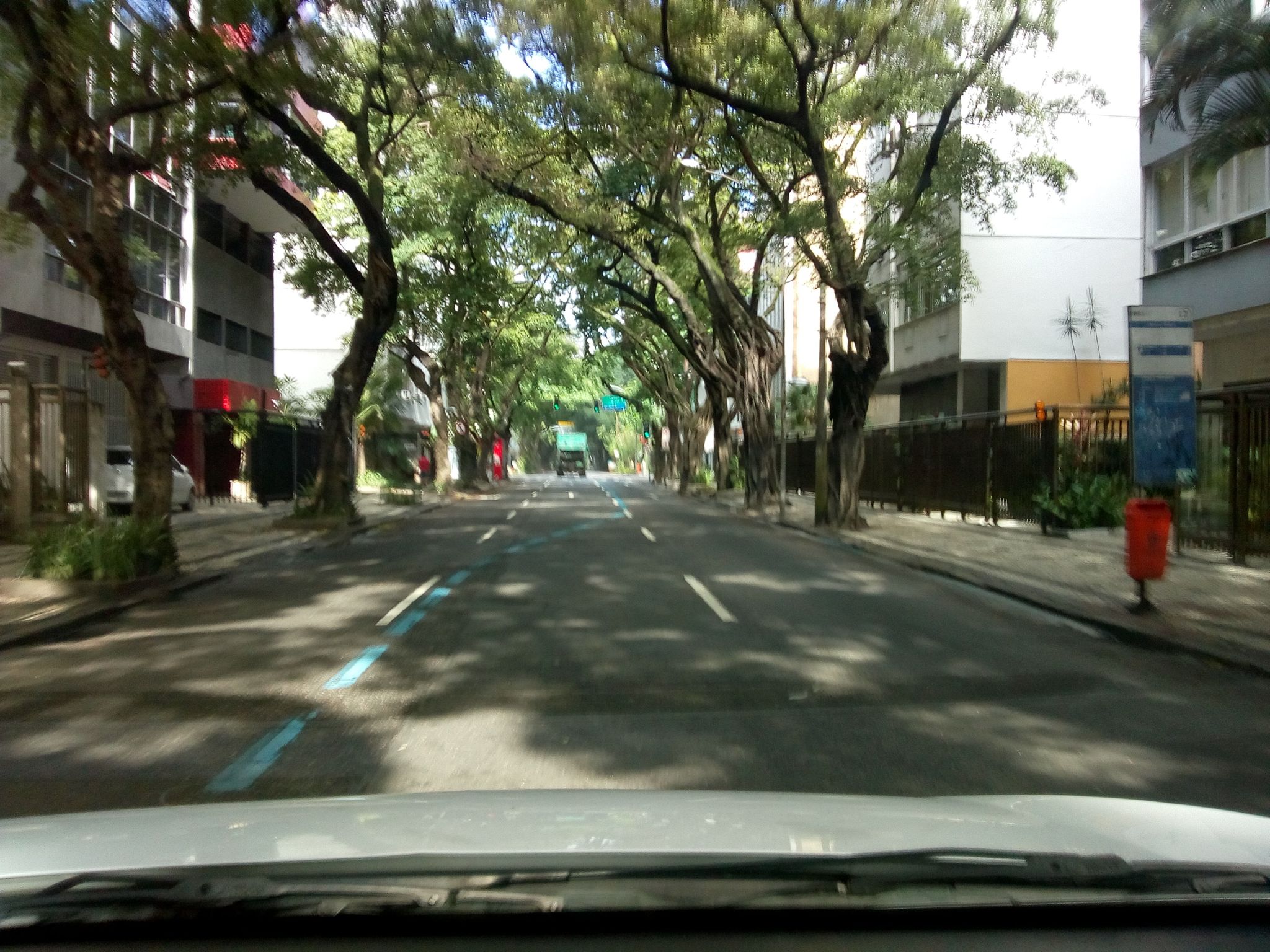 Street-level view near Aconçagua, Ipanema