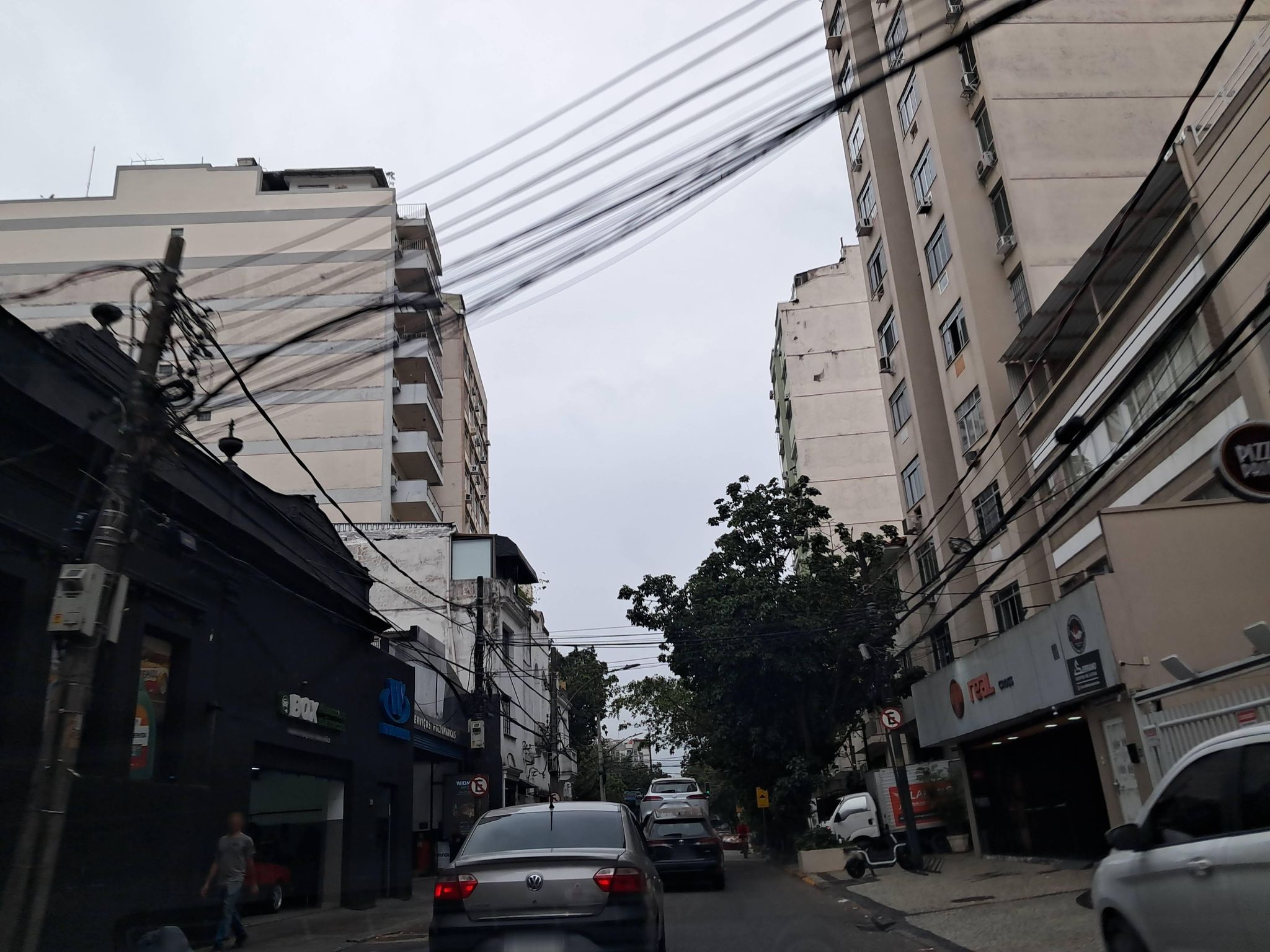 Street-level view near Acquaville Residencial, Botafogo