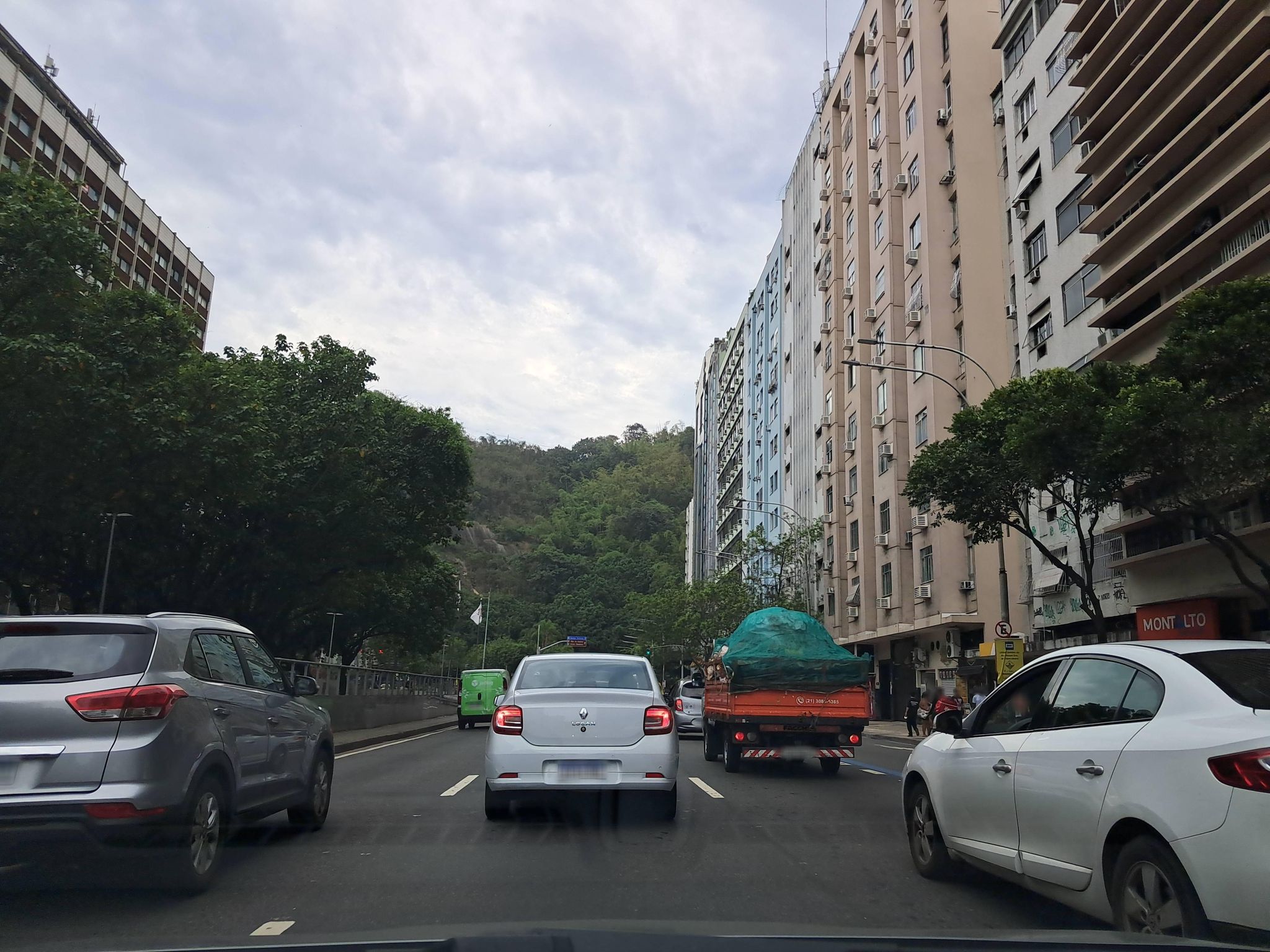 Street-level view near Adelia Maleh, Copacabana