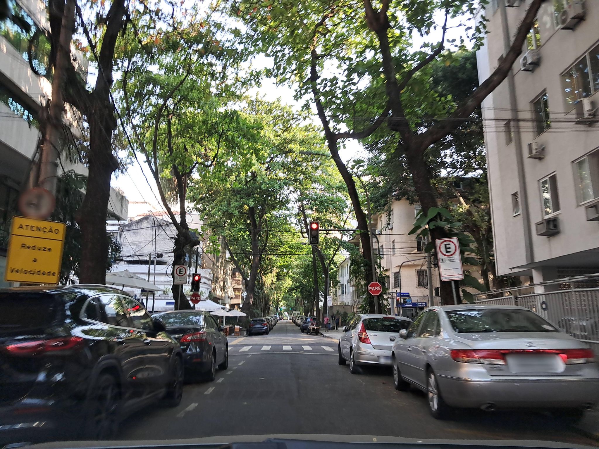 Street-level view near Administradora Coelho da Fonseca, Leblon