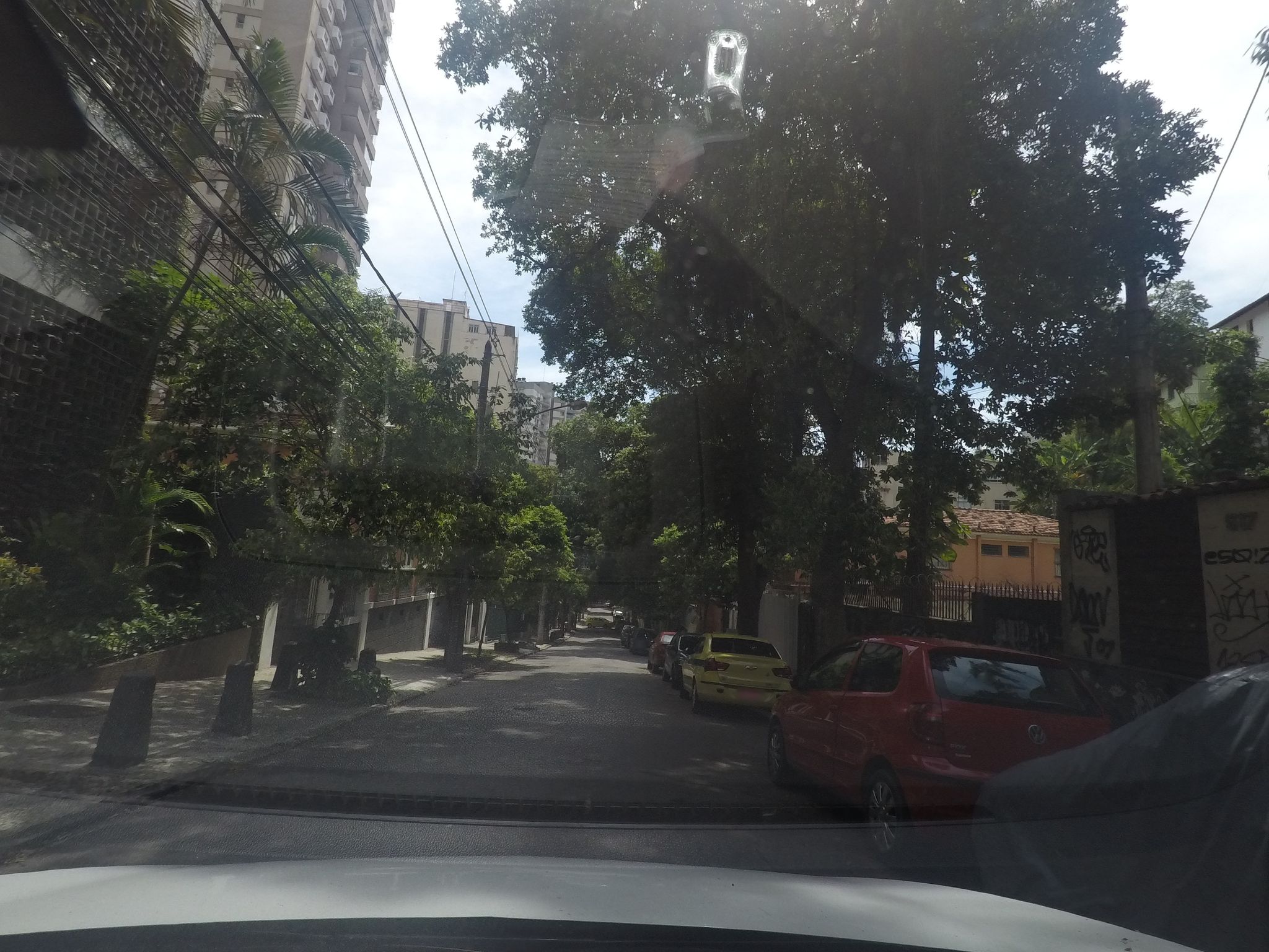 Street-level view near Água Azul, Laranjeiras
