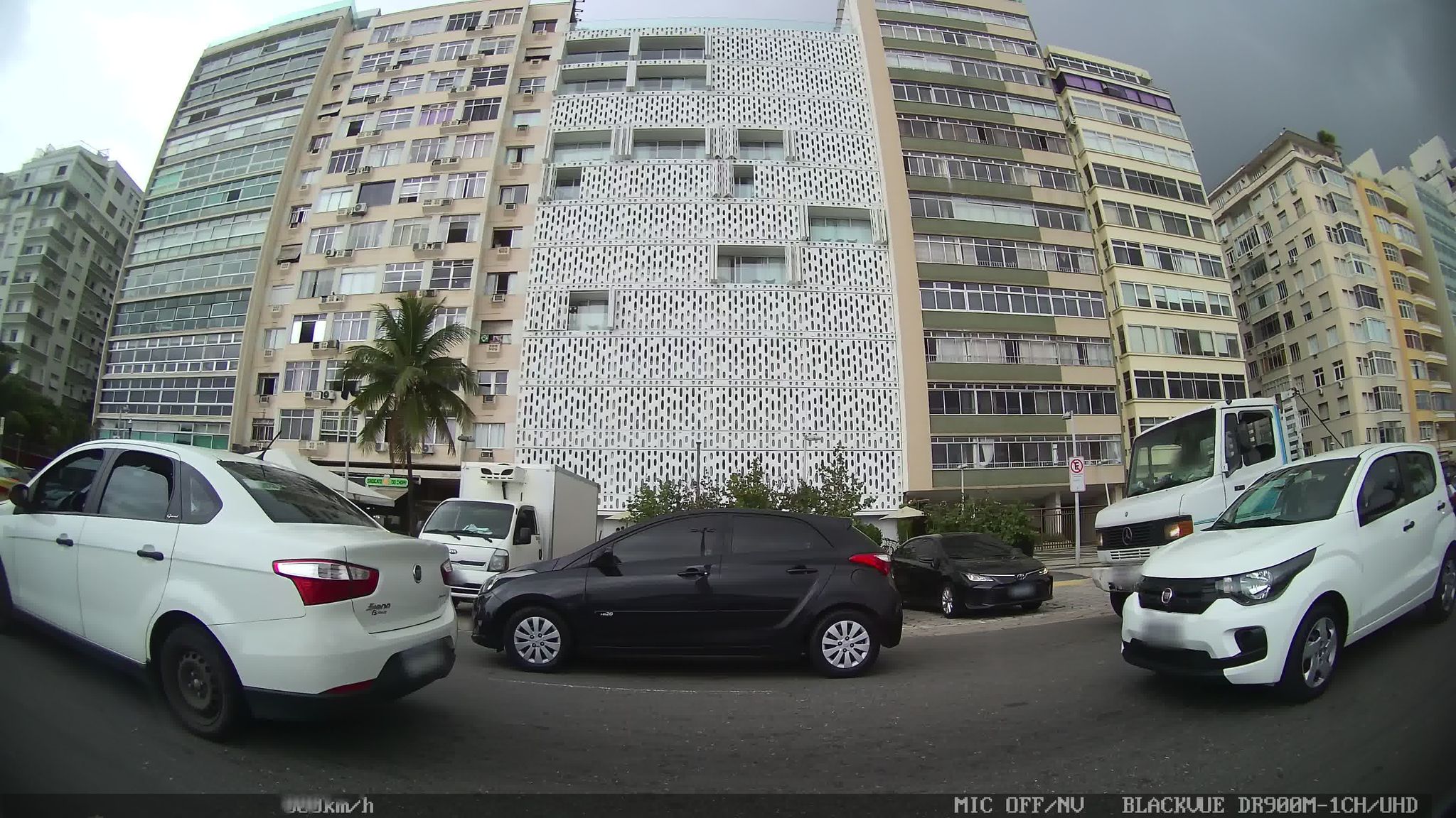 Street-level view near Águas Claras, Copacabana