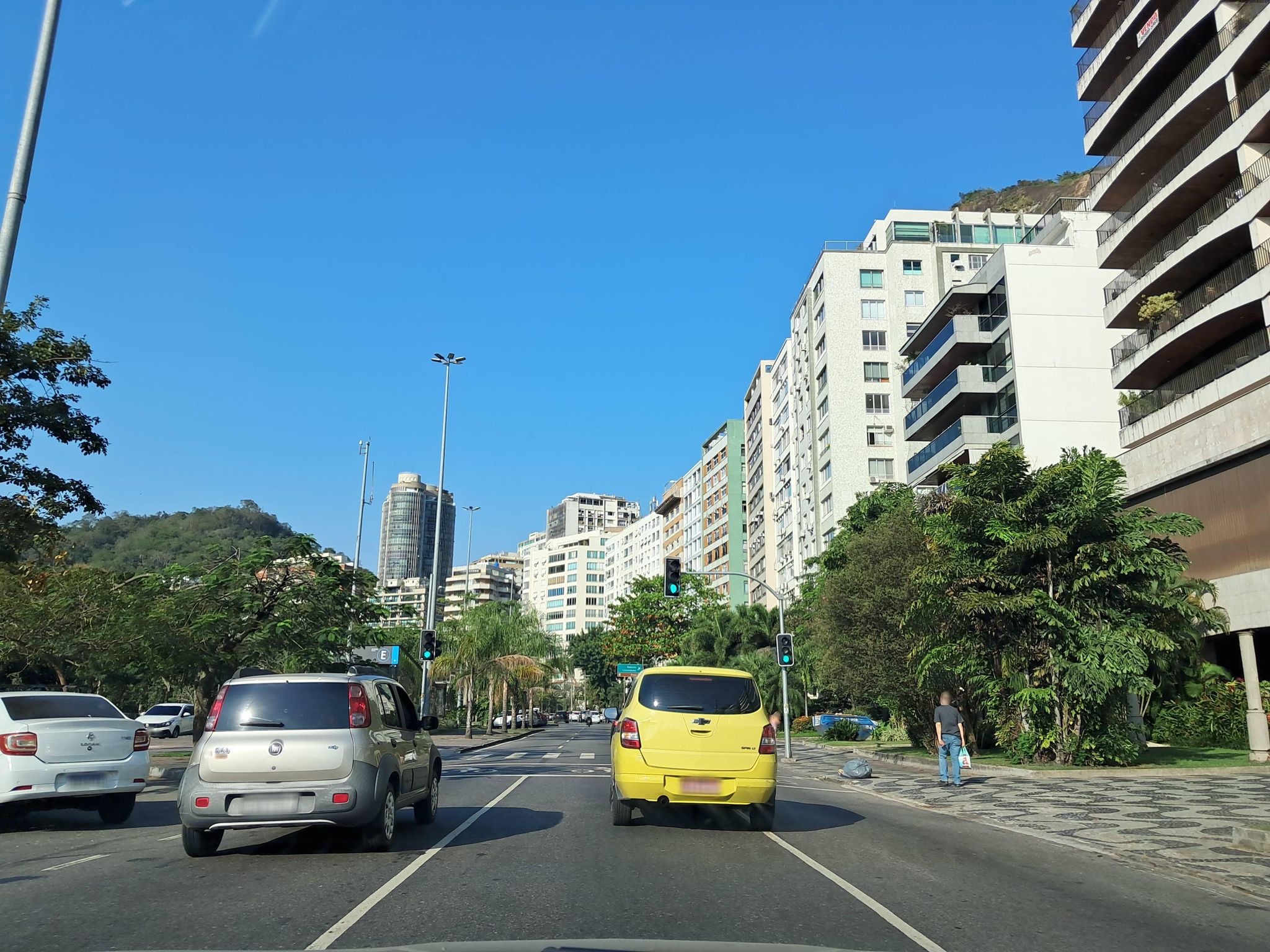 Street-level view near Amilgare Ponchielli, Ipanema