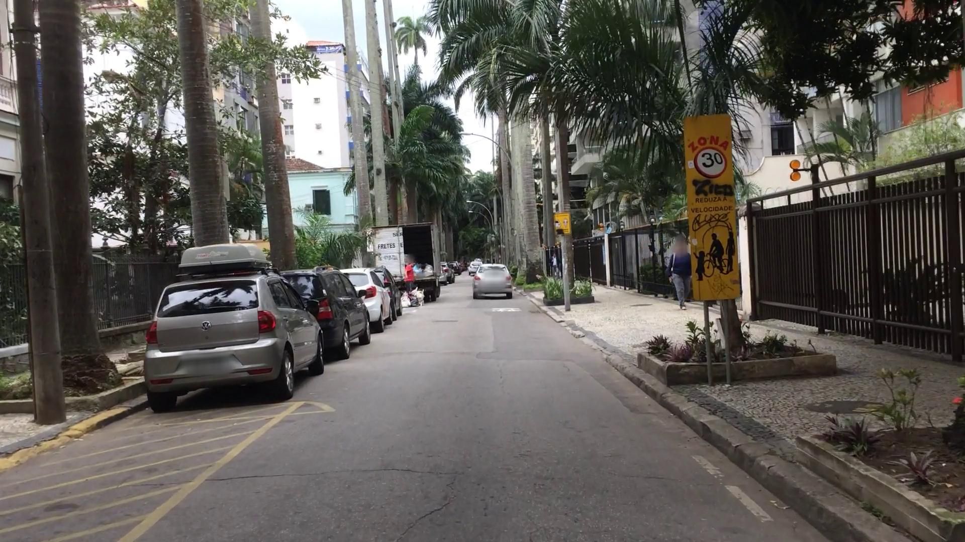 Street-level view near Anatole France, Laranjeiras