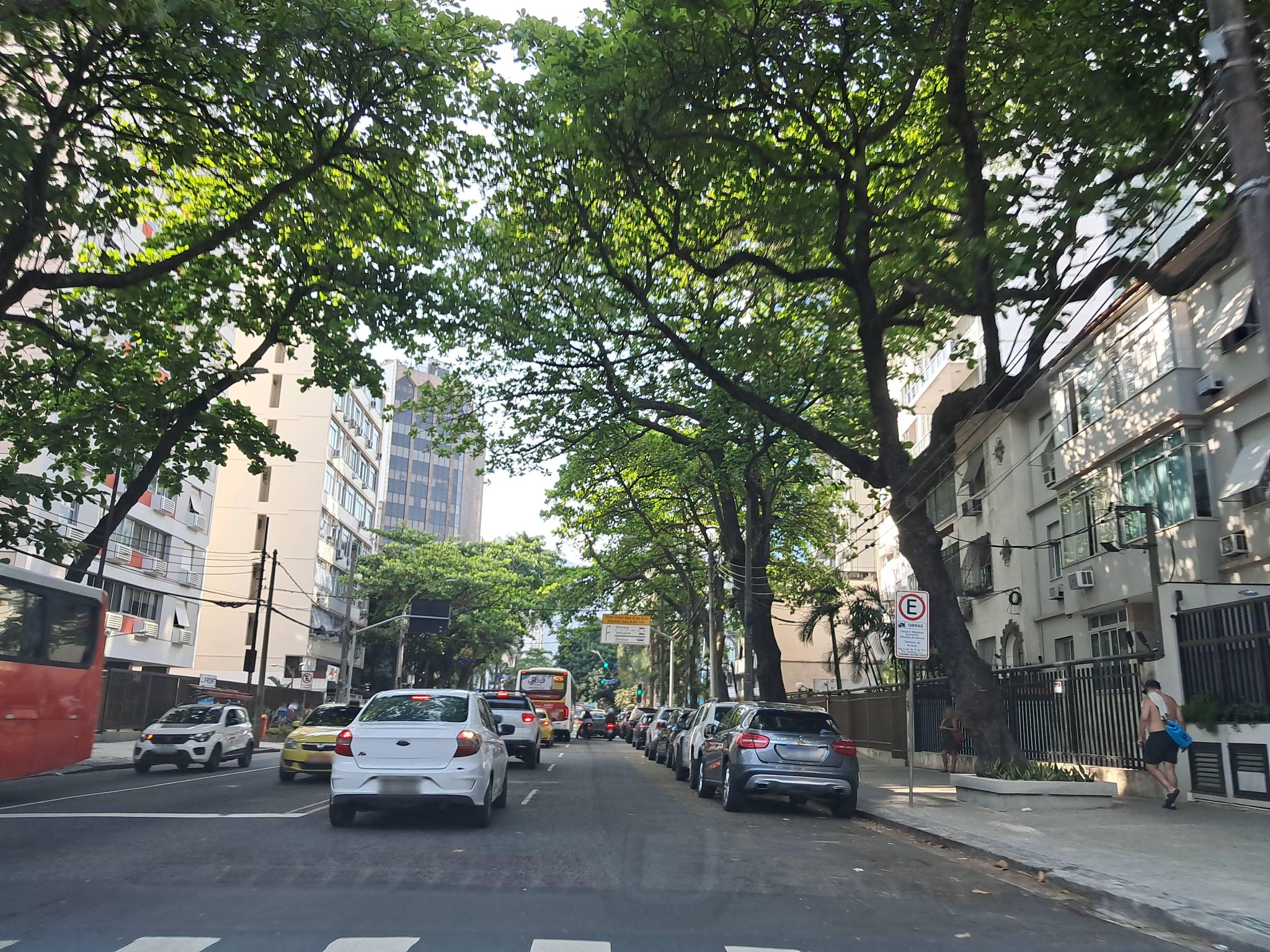 Street-level view near Anirita, Leblon