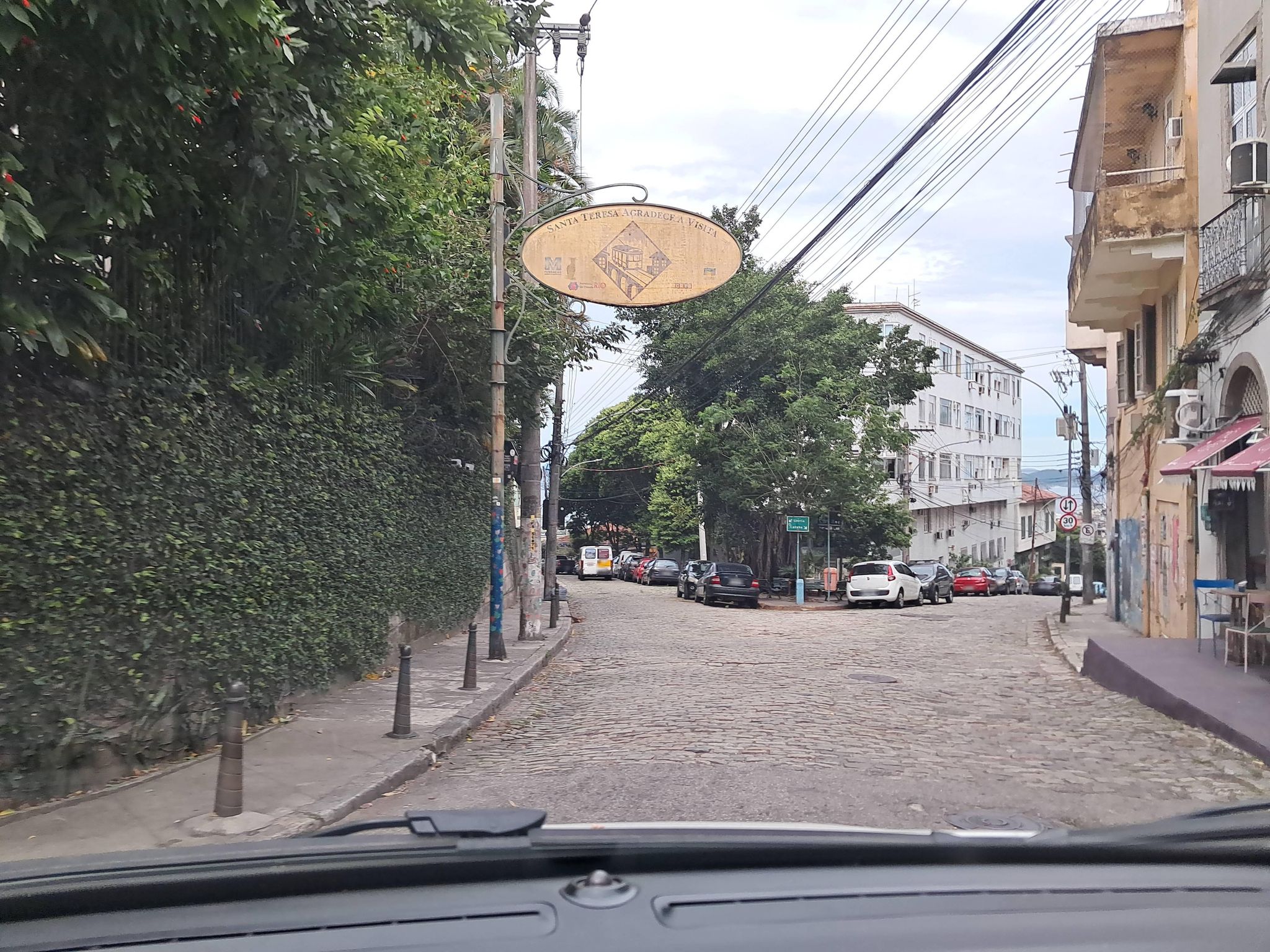 Street-level view near Antônio Corrêa, Santa Teresa