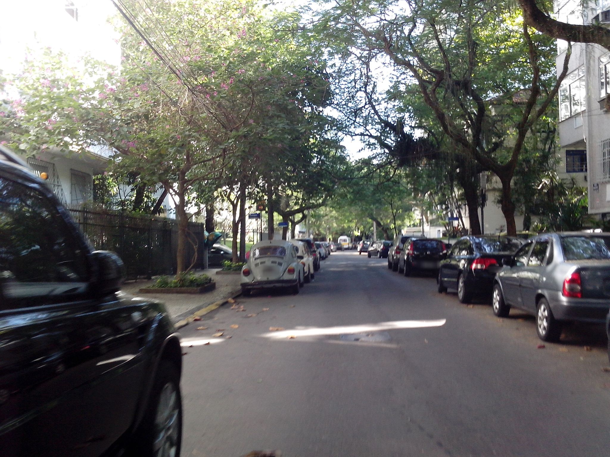 Street-level view near Apartamentos Charles Leblon, Leblon
