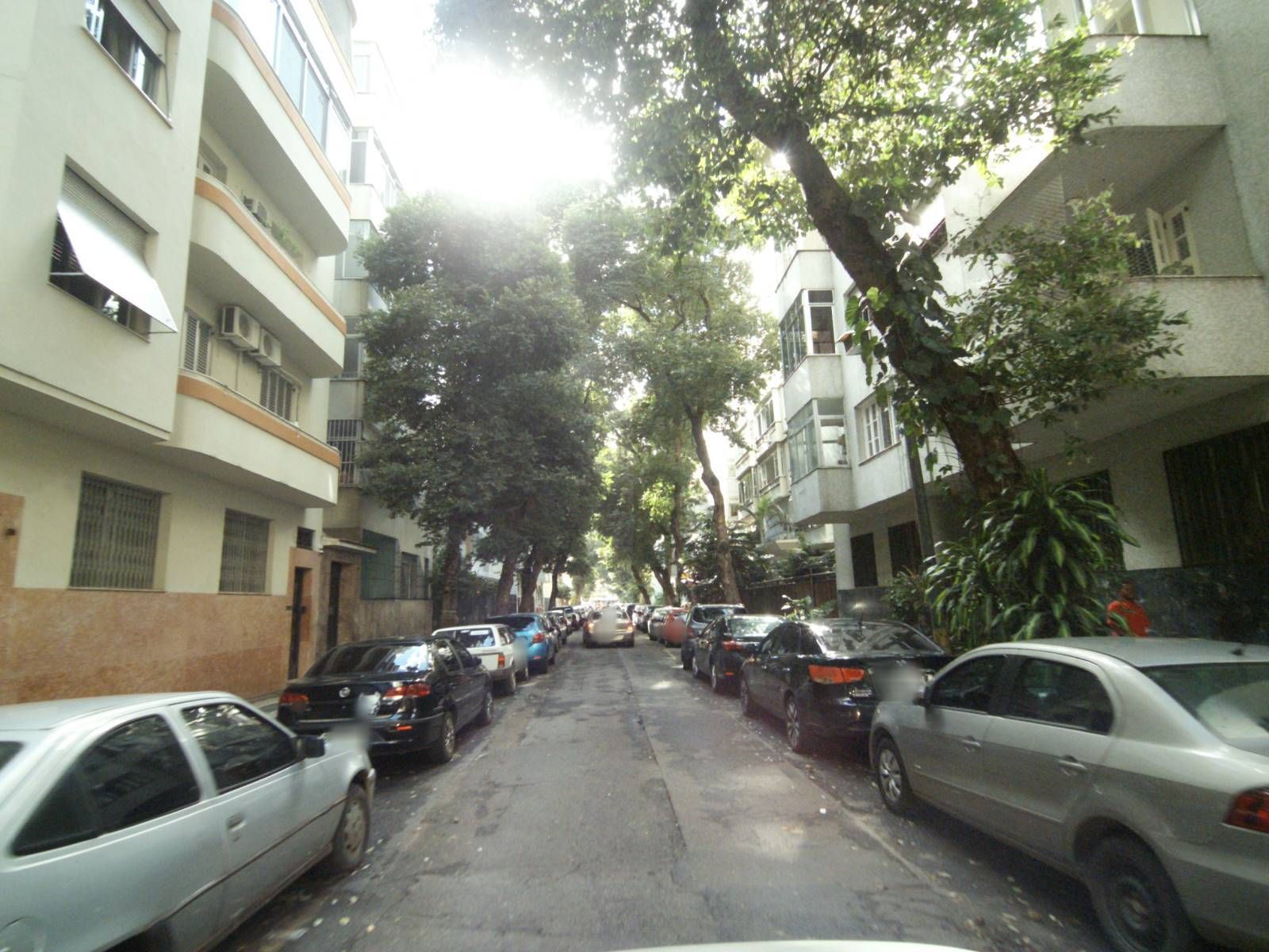 Street-level view near Ararangá, Catete
