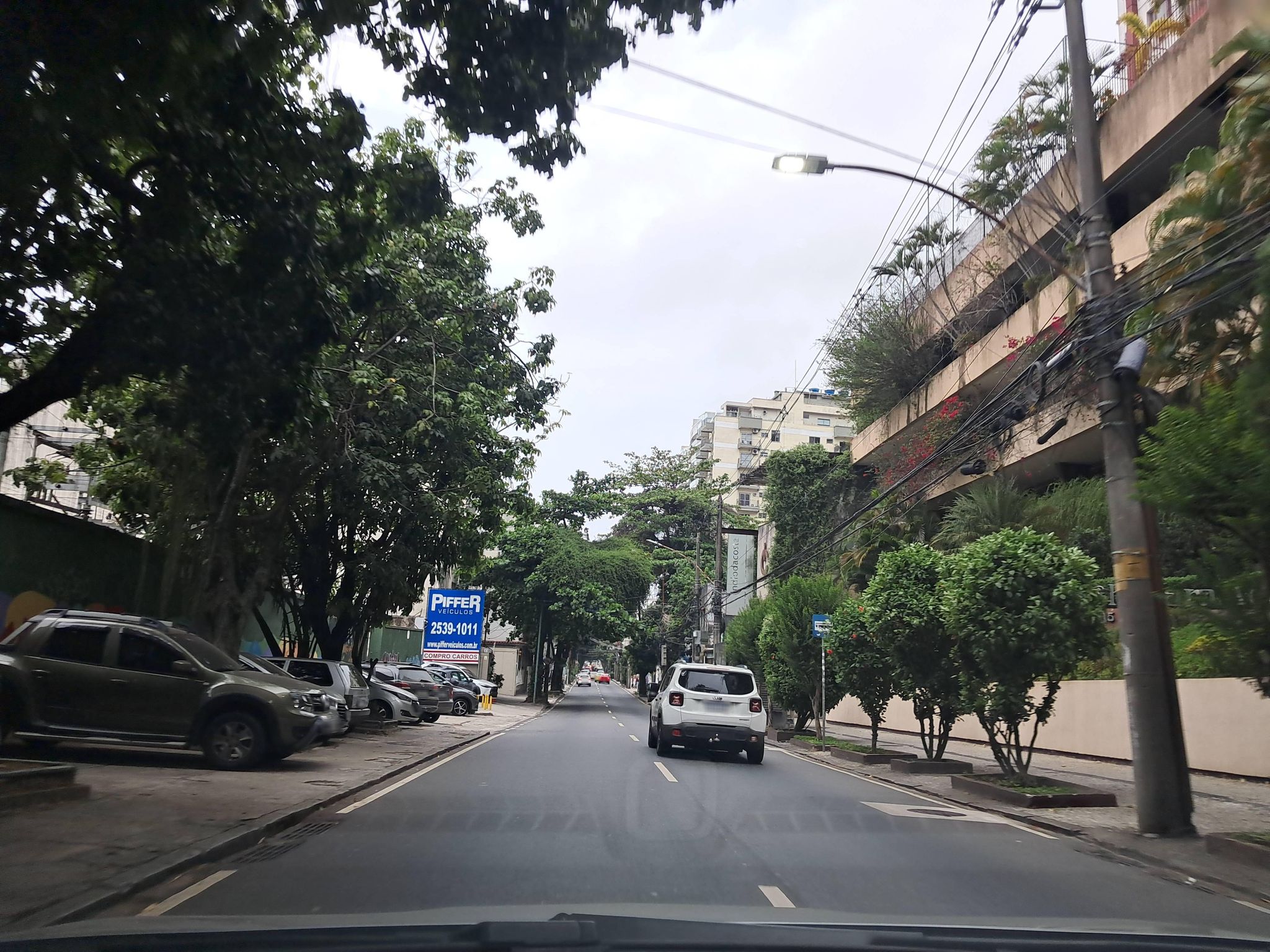Street-level view near Araucária, Botafogo