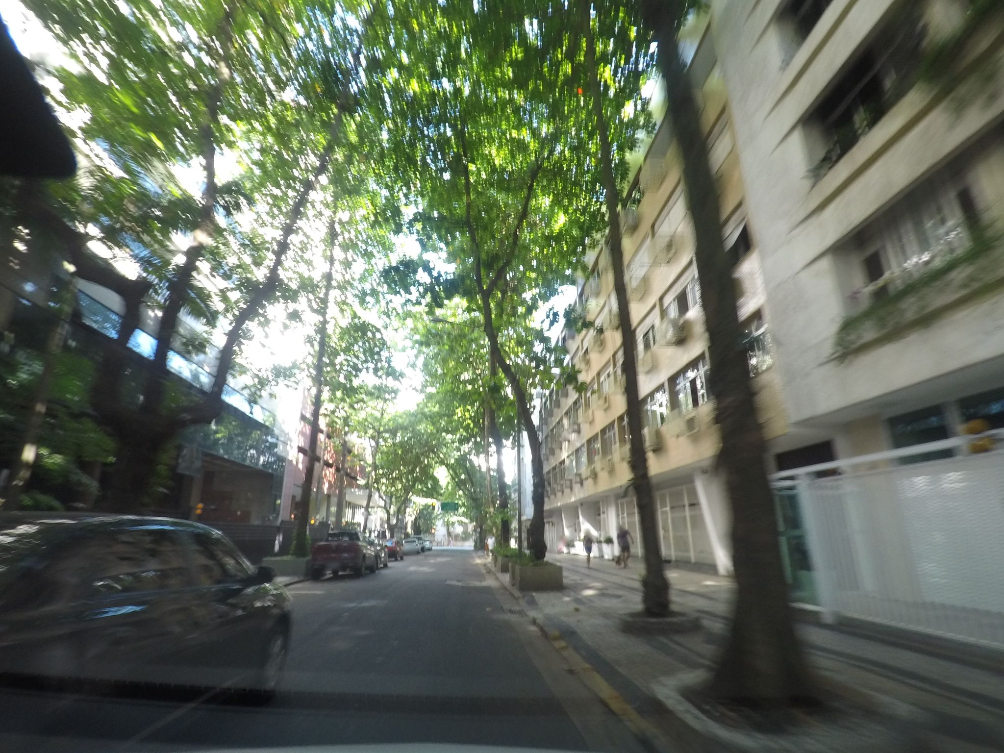 Street-level view near Ariel, Leblon