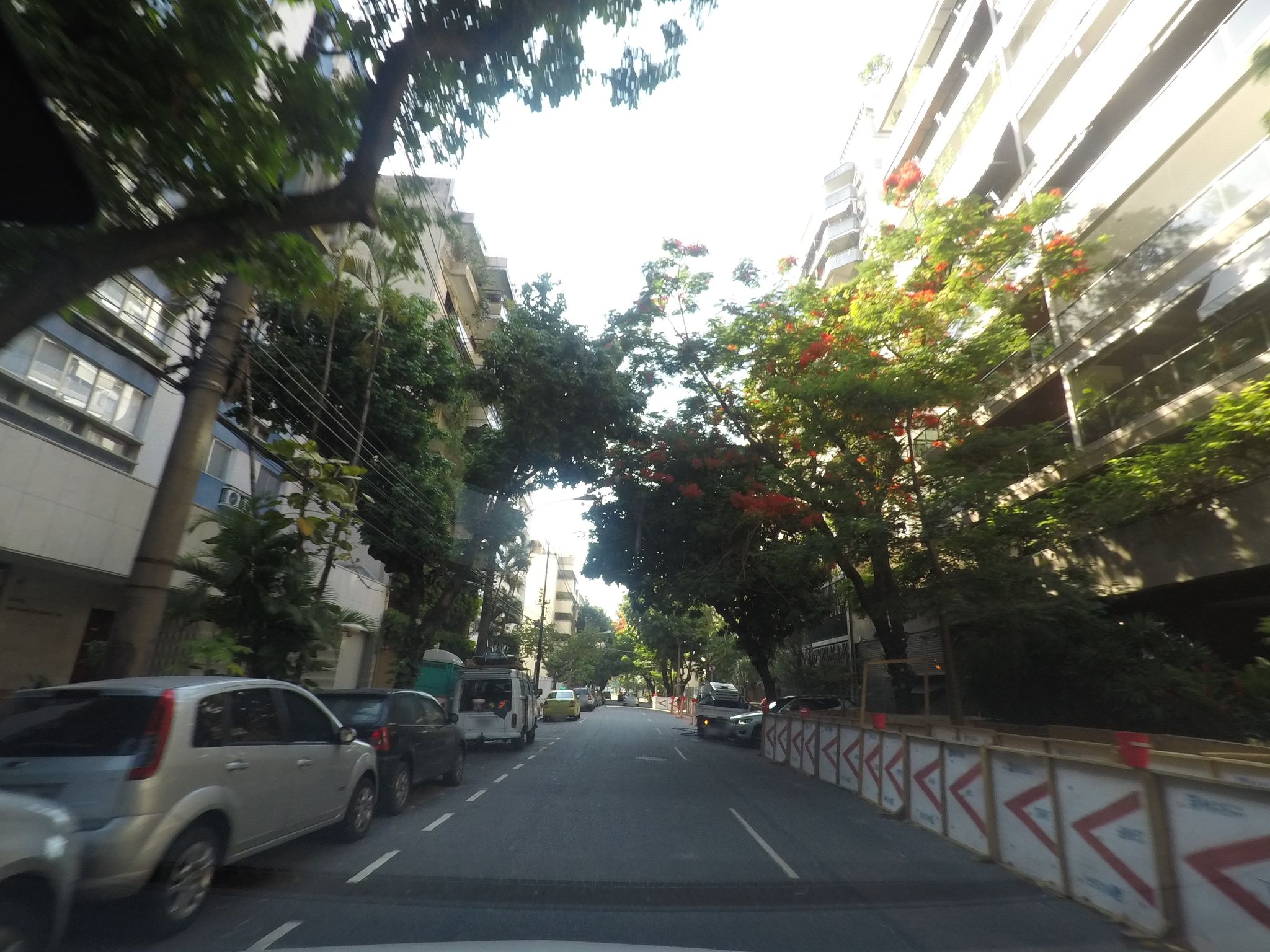 Street-level view near Athenas VII, Gávea