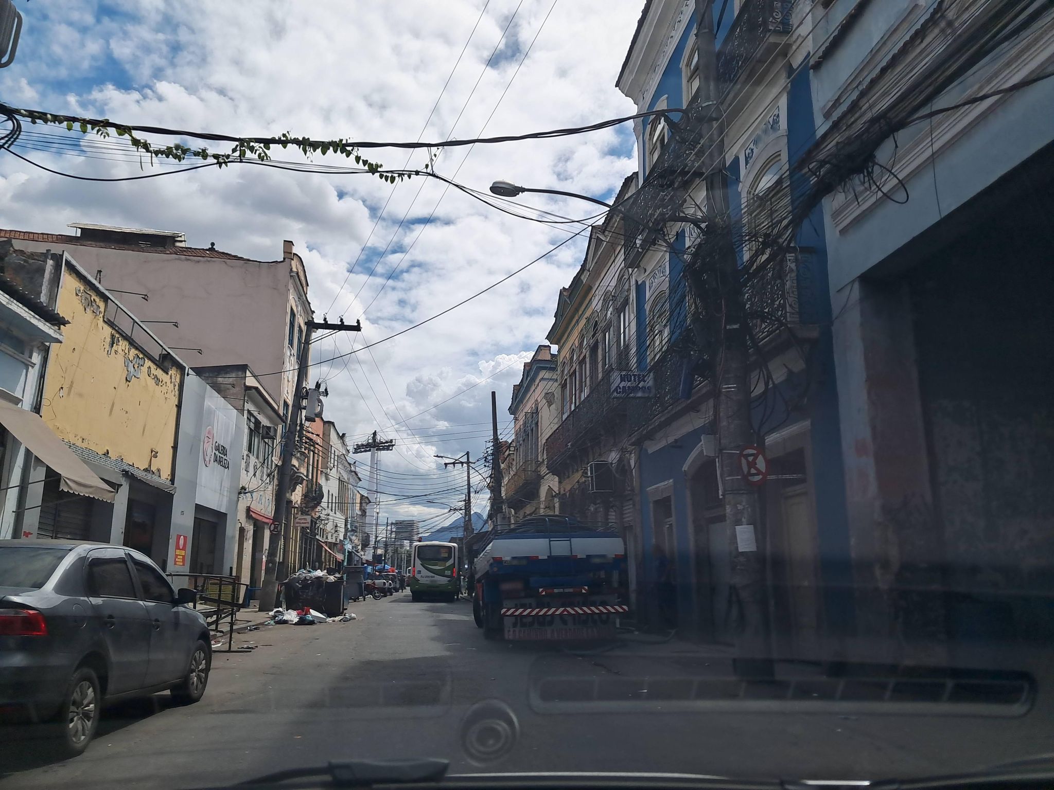 Street-level view near Avenida Caruso, Centro
