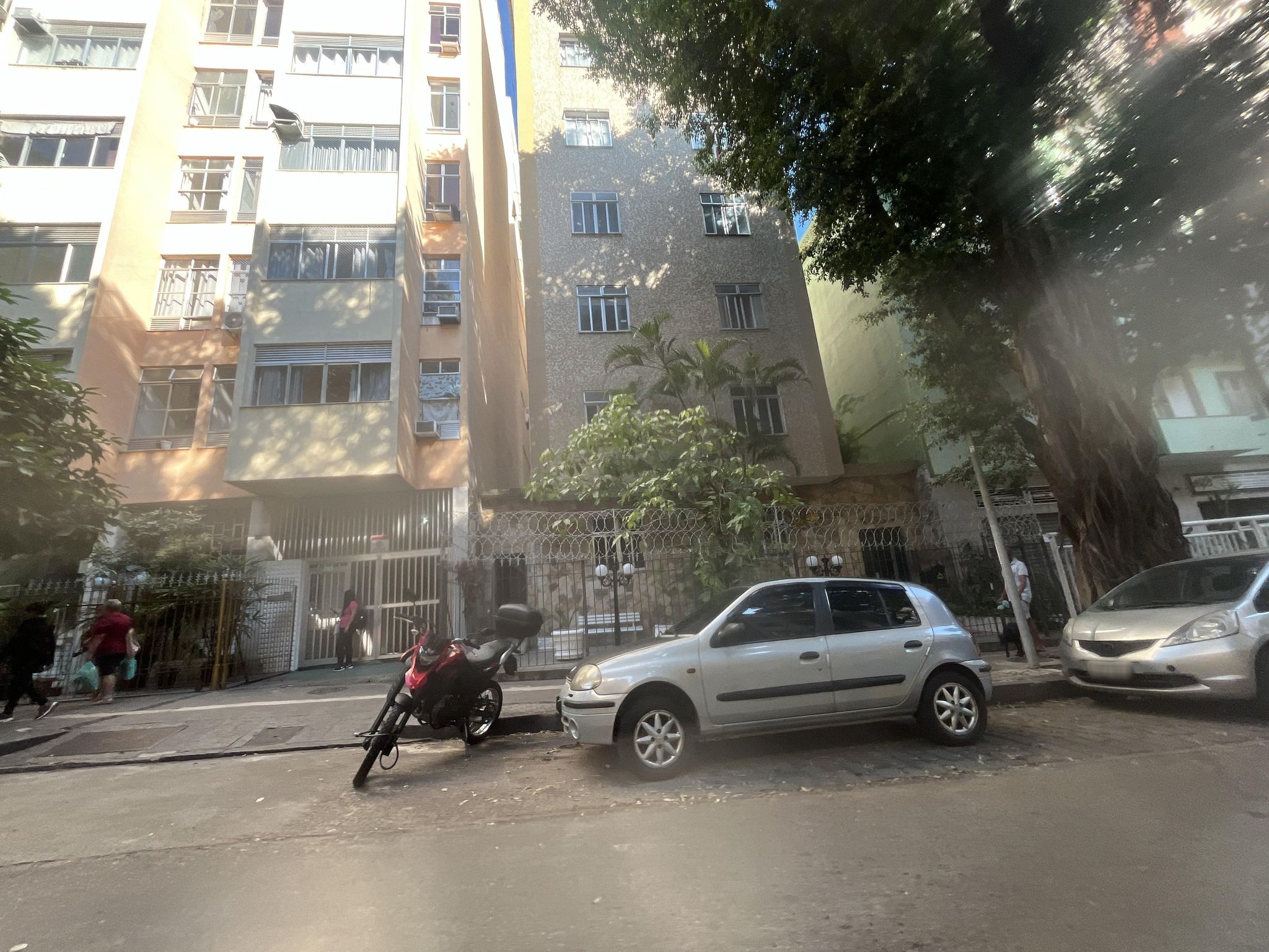 Street-level view near Avenida Nossa Senhora de Fátima 74, Centro
