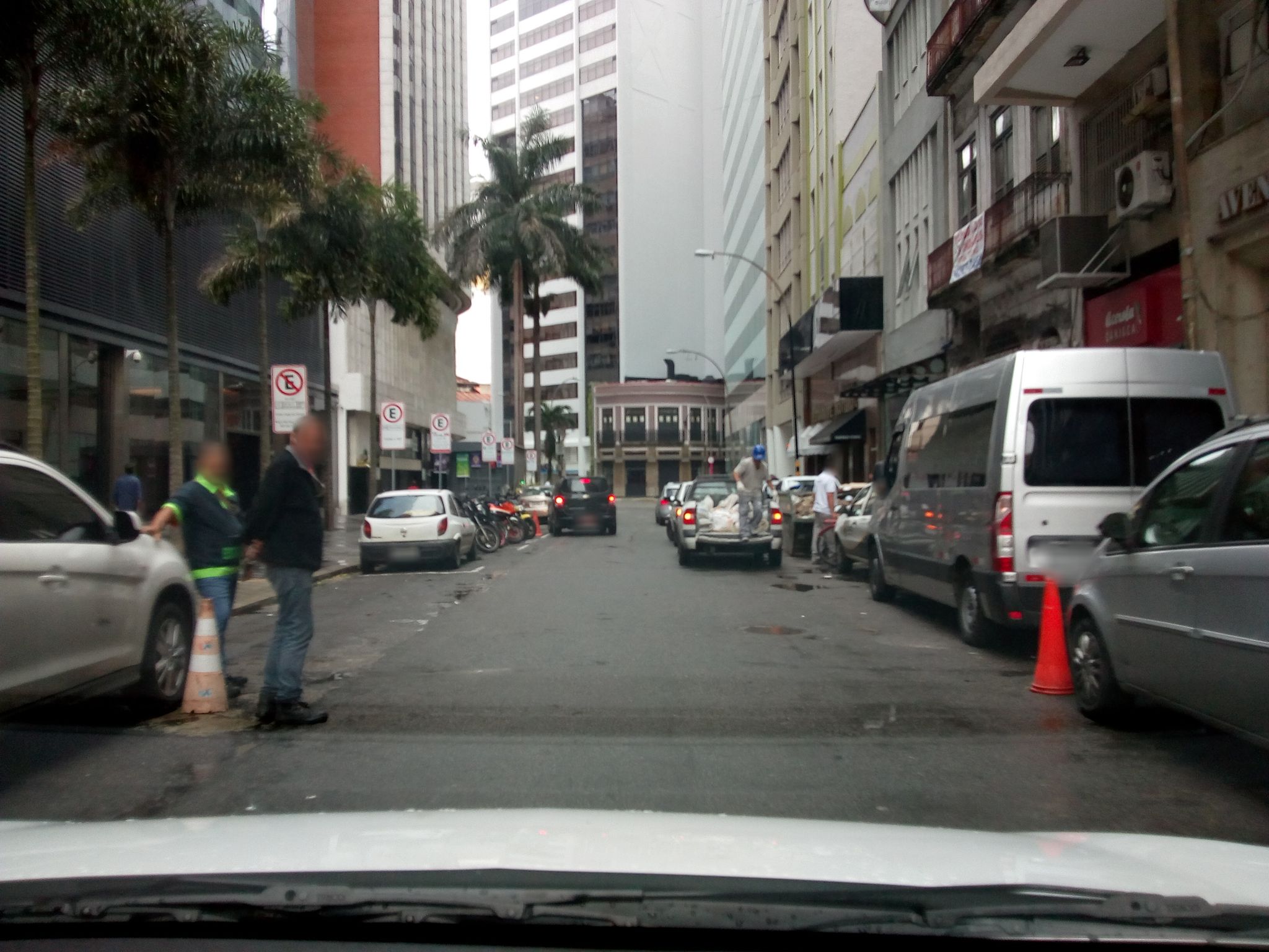 Street-level view near Avenida Sub Solo, Glória