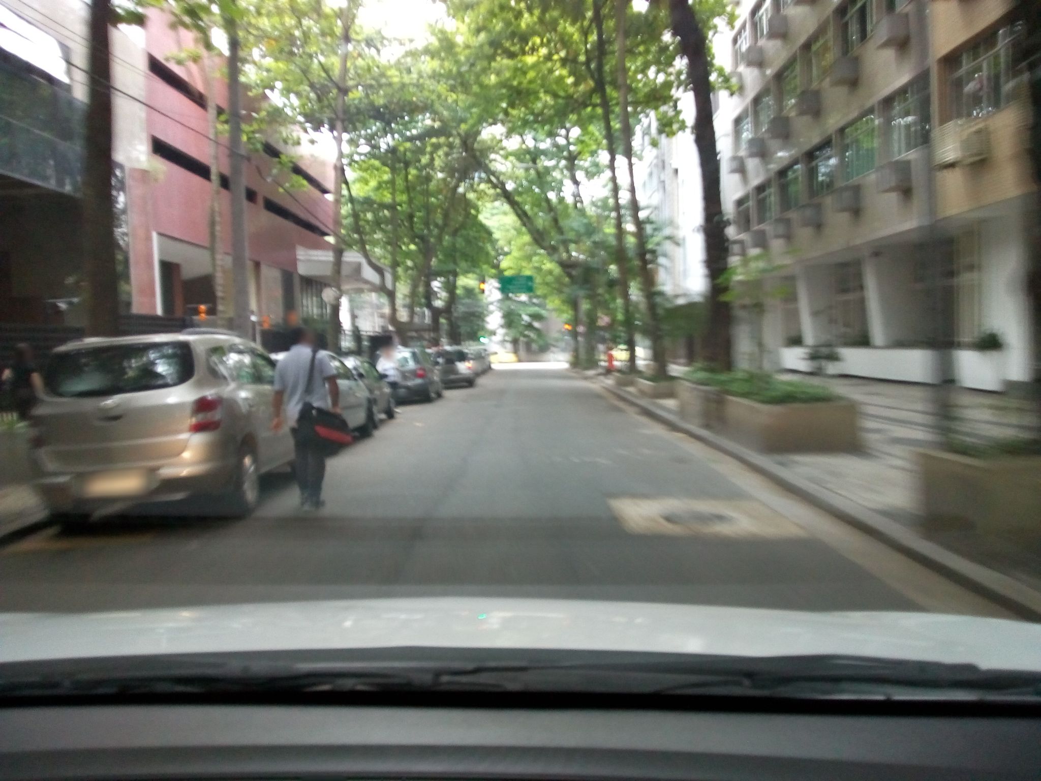 Street-level view near Azaleia, Leblon