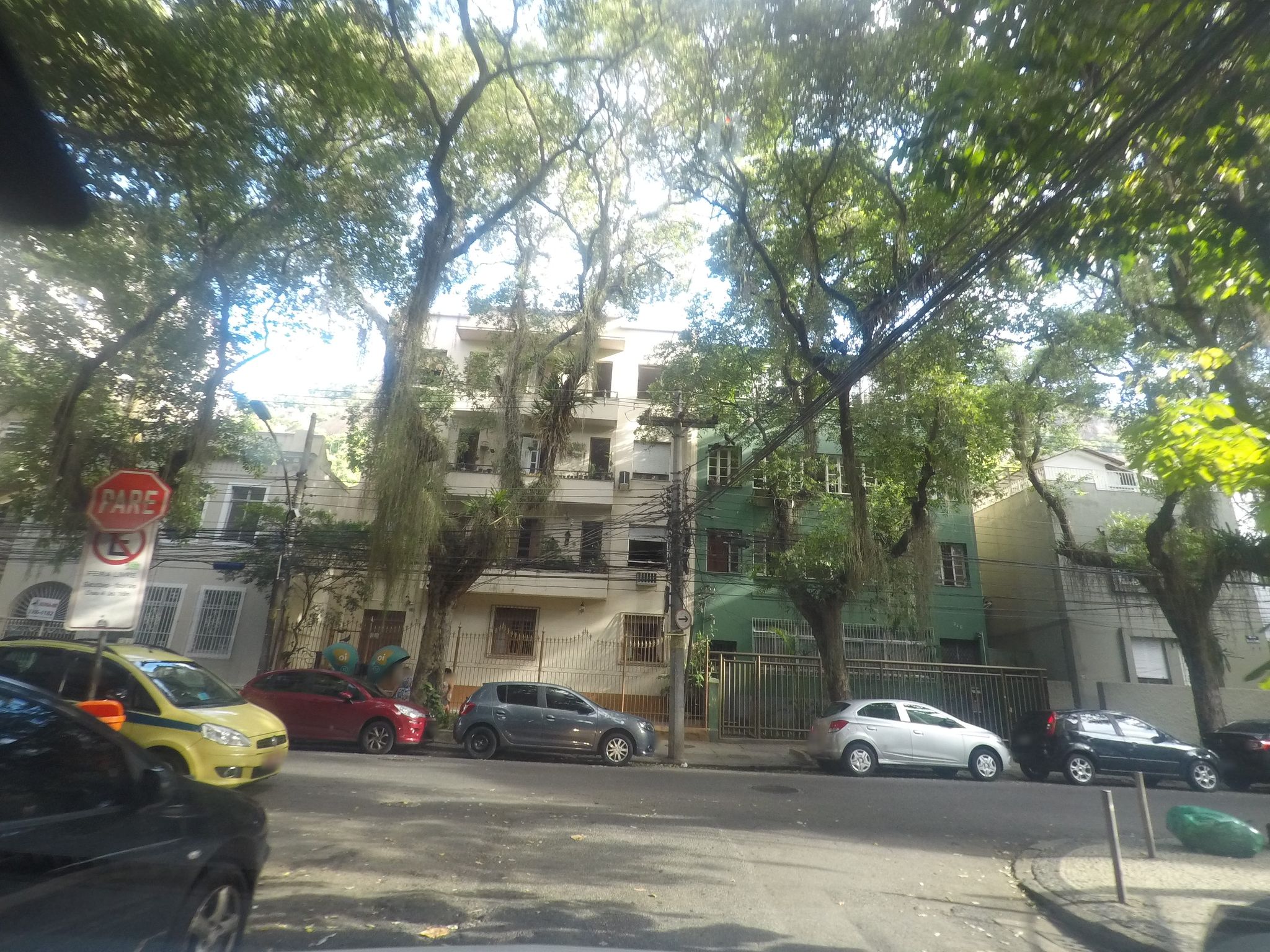 Street-level view near B. Singer Residencial, Botafogo
