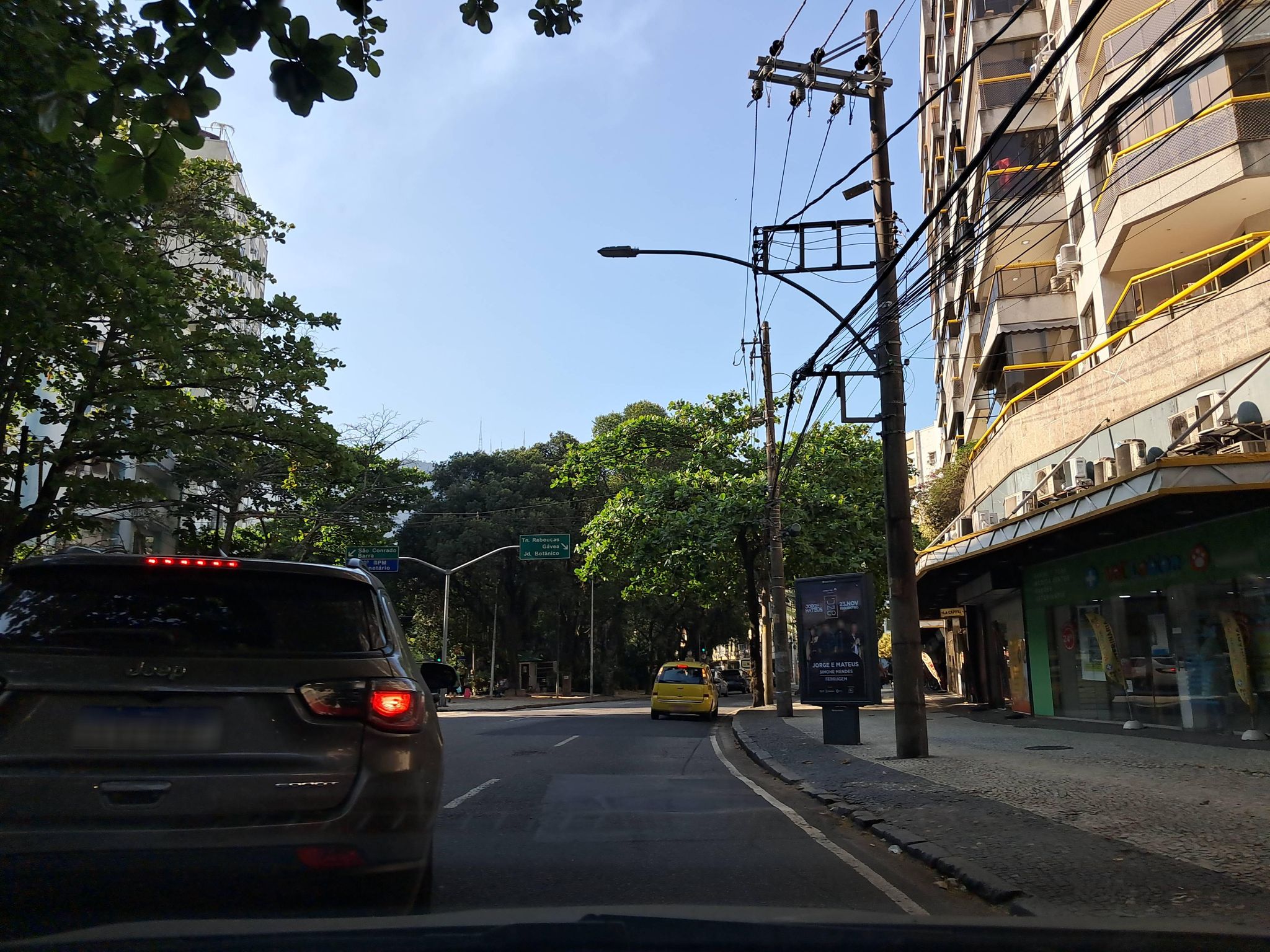 Street-level view near Bachour, Gávea