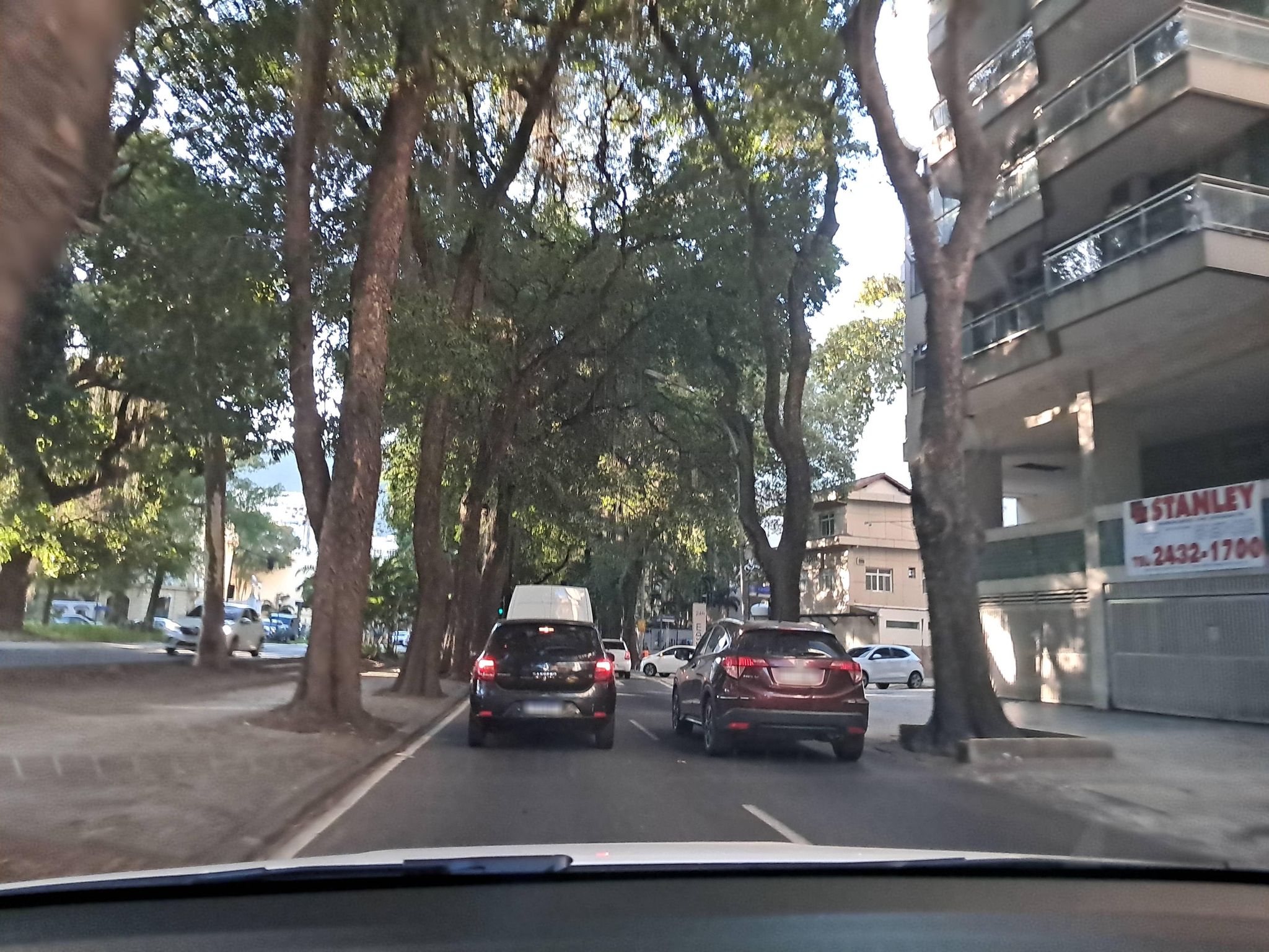 Street-level view near Balleste, Laranjeiras