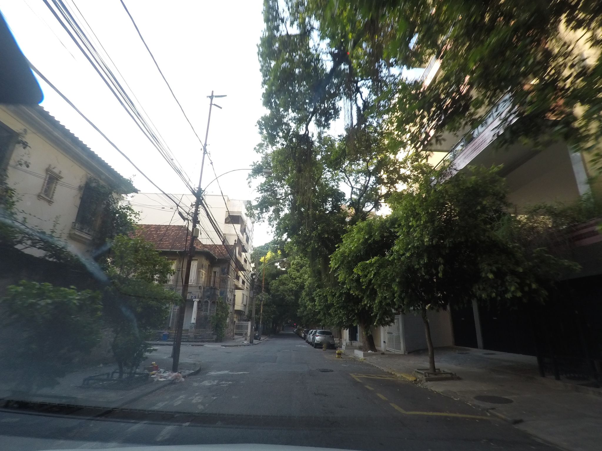 Street-level view near Bandeirante Bernardo Viera de Mello, Laranjeiras