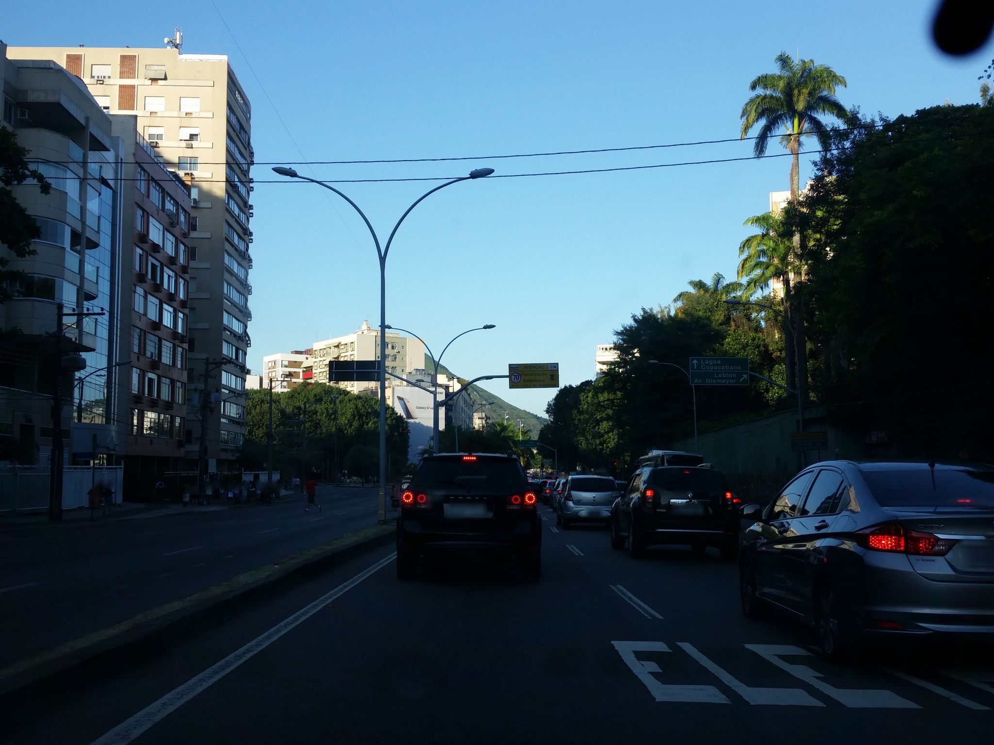 Street-level view near Bellino Esperança, Gávea