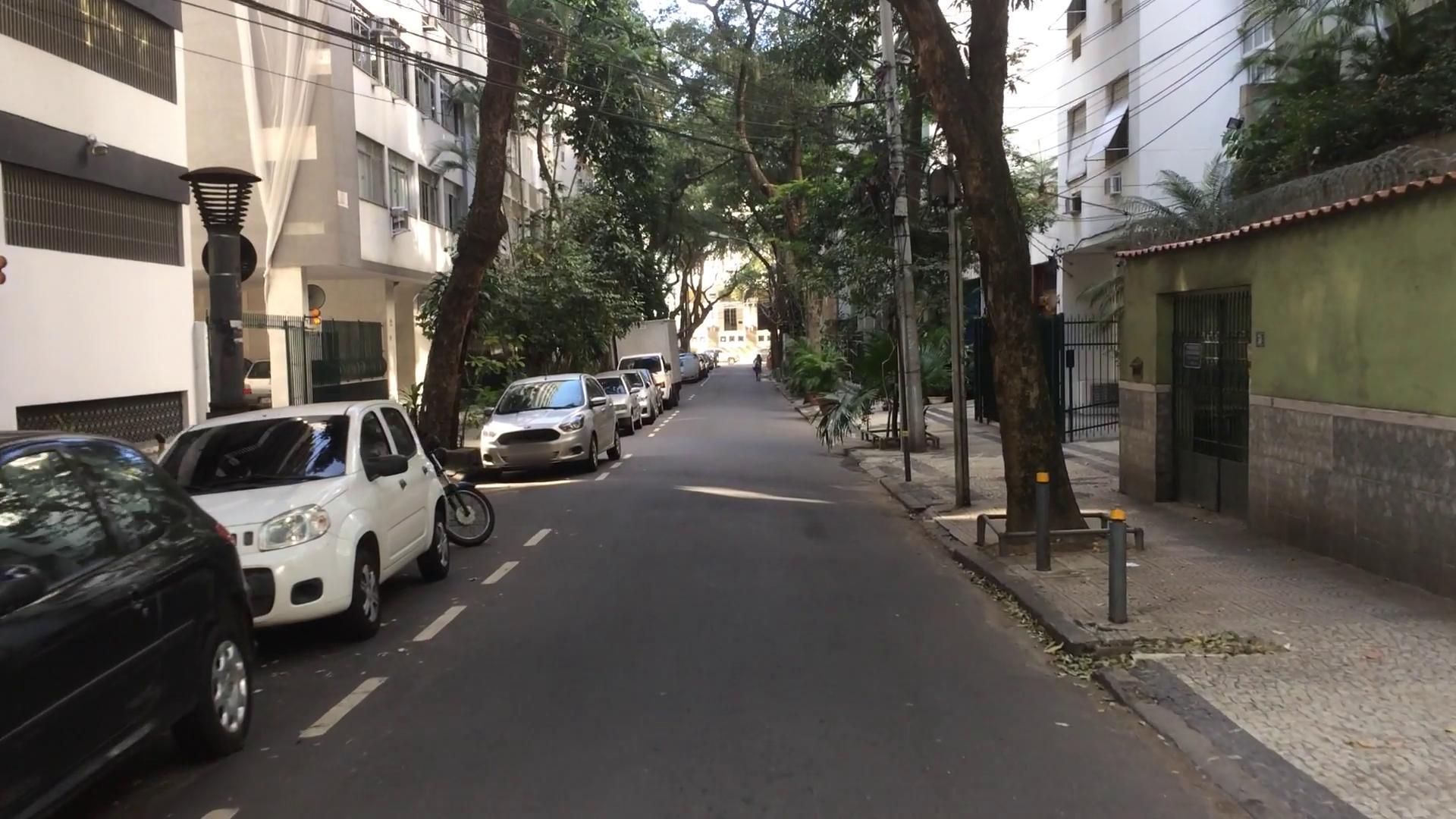 Street-level view near Bentley, Laranjeiras