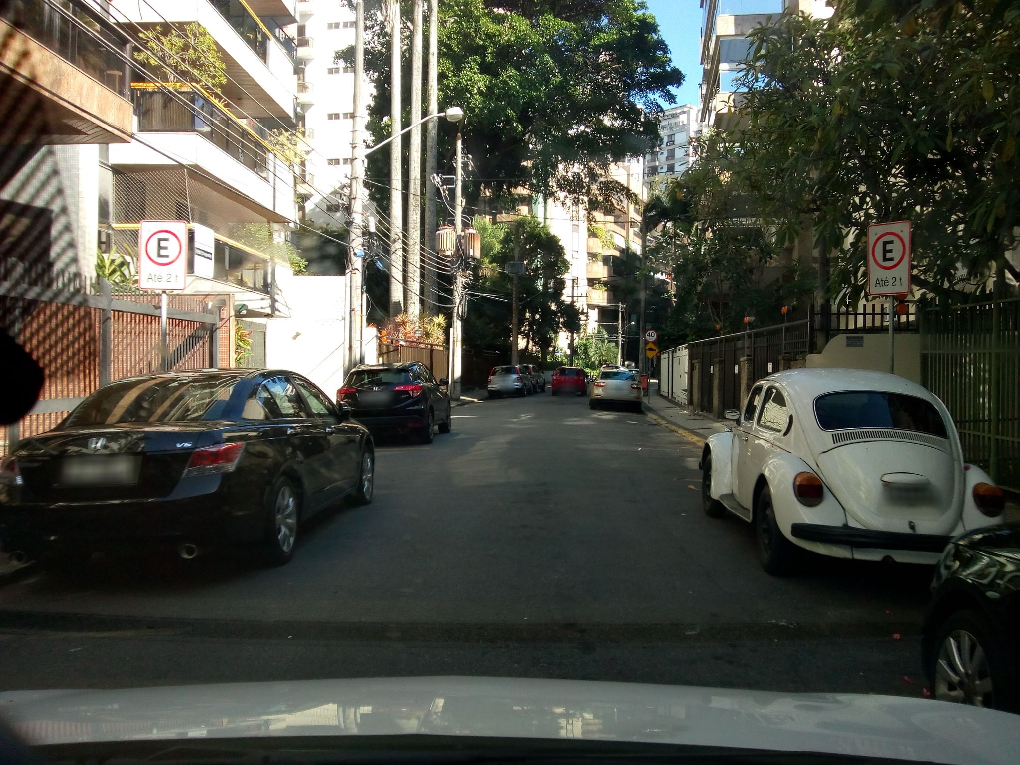 Street-level view near Bougainville, Leblon