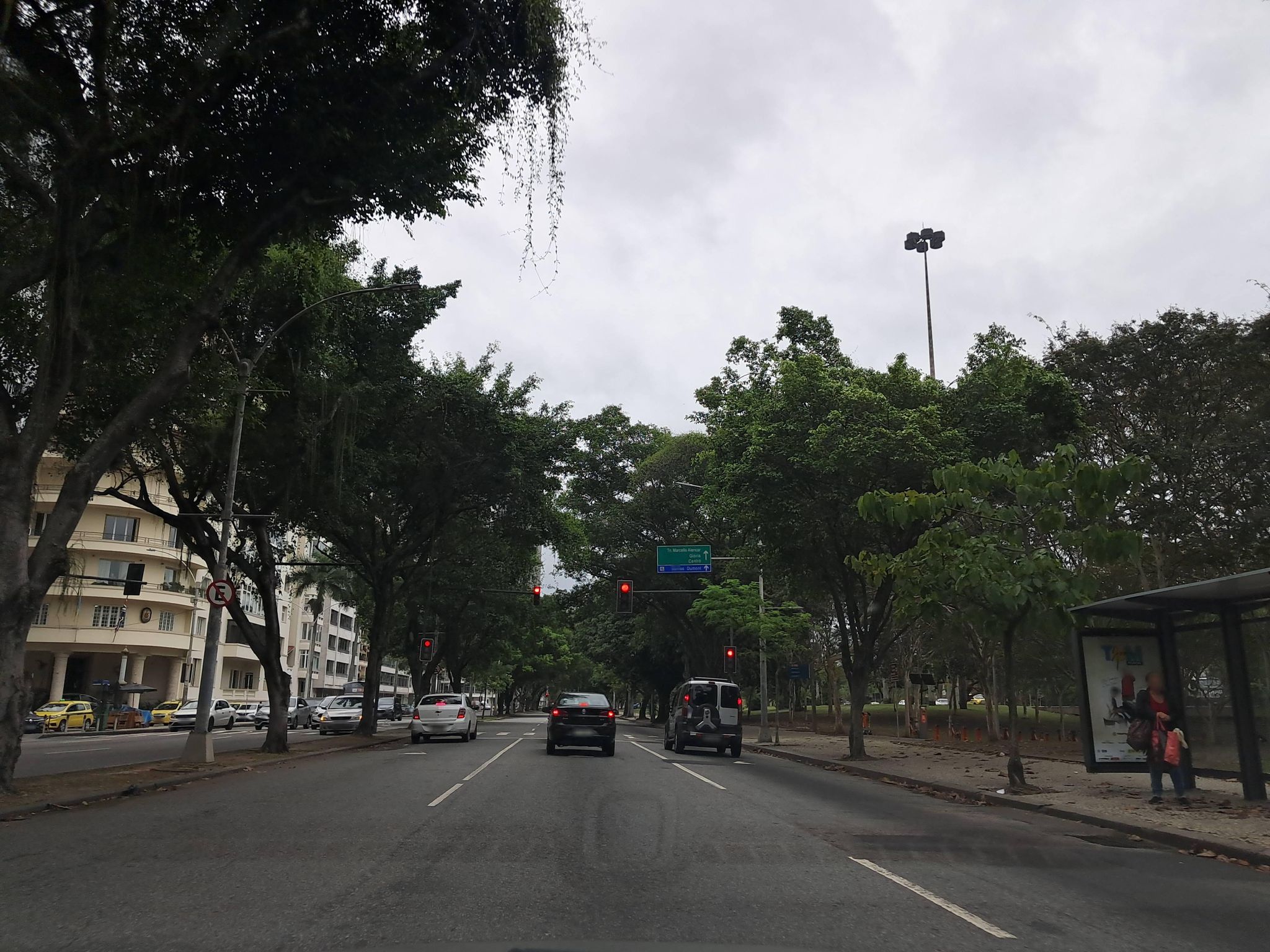 Street-level view near Britânia, Glória