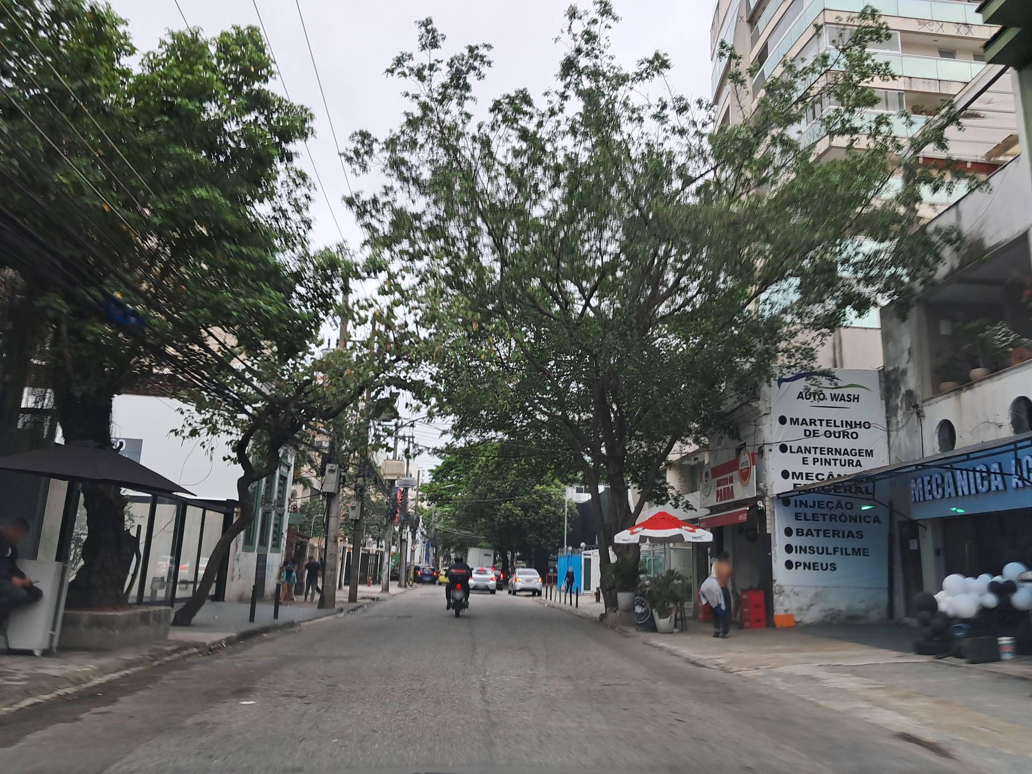 Street-level view near Bt, Botafogo