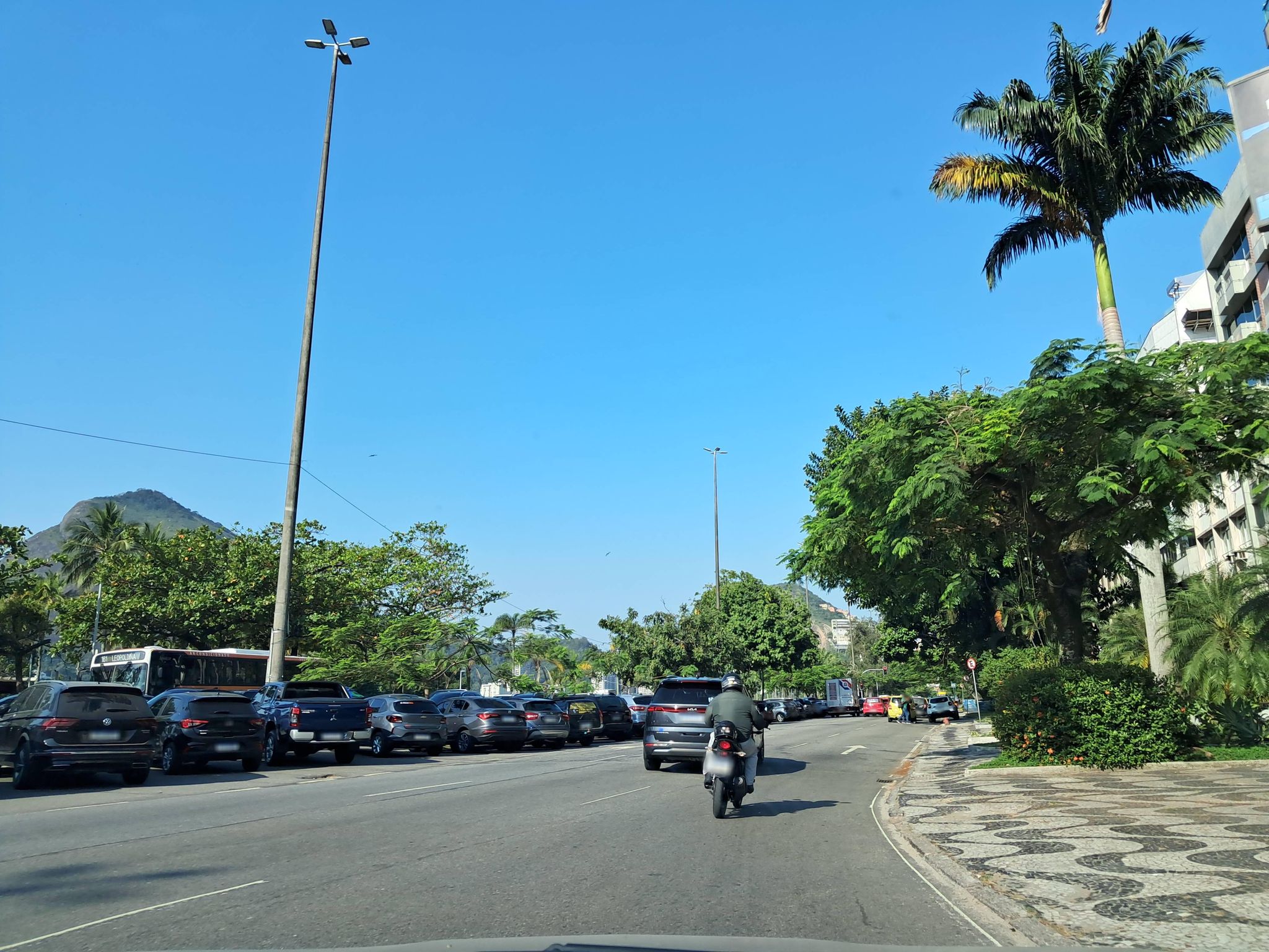Street-level view near Burle Marx, Lagoa