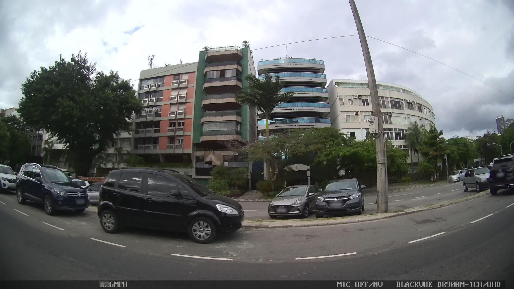 Street-level view near Burle Marx, Ipanema