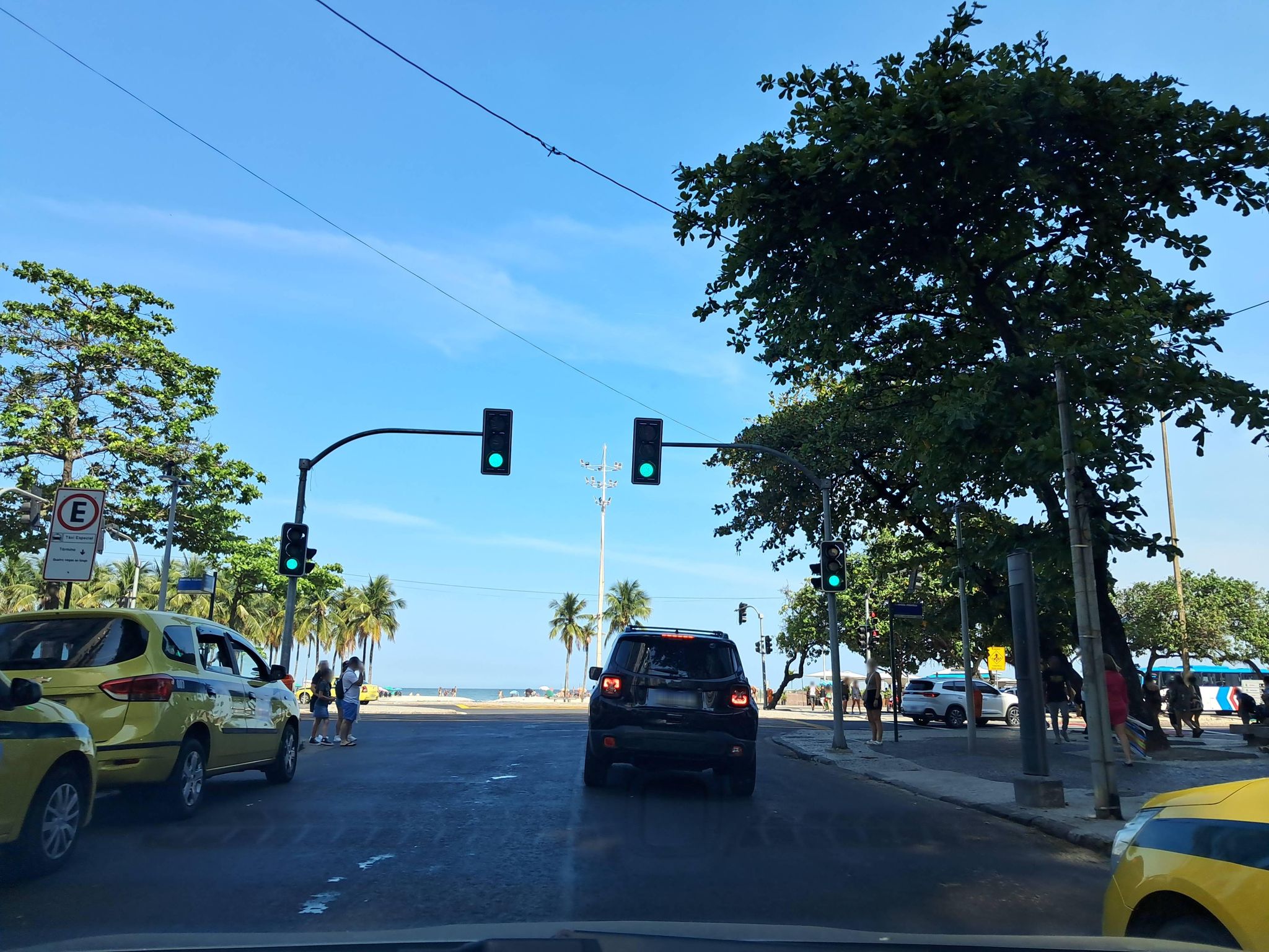 Street-level view near California Othon Classic, Copacabana