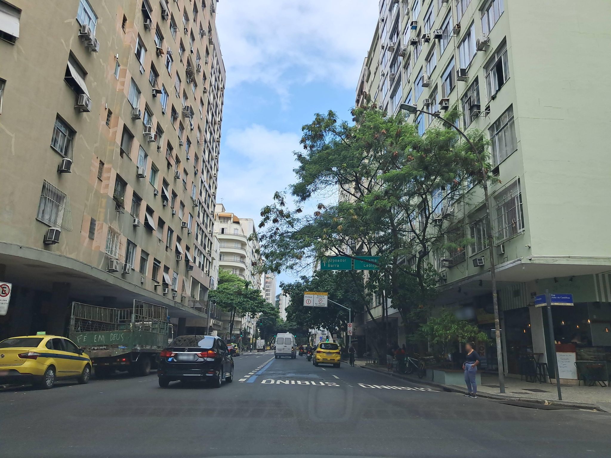 Street-level view near Cambará, Copacabana
