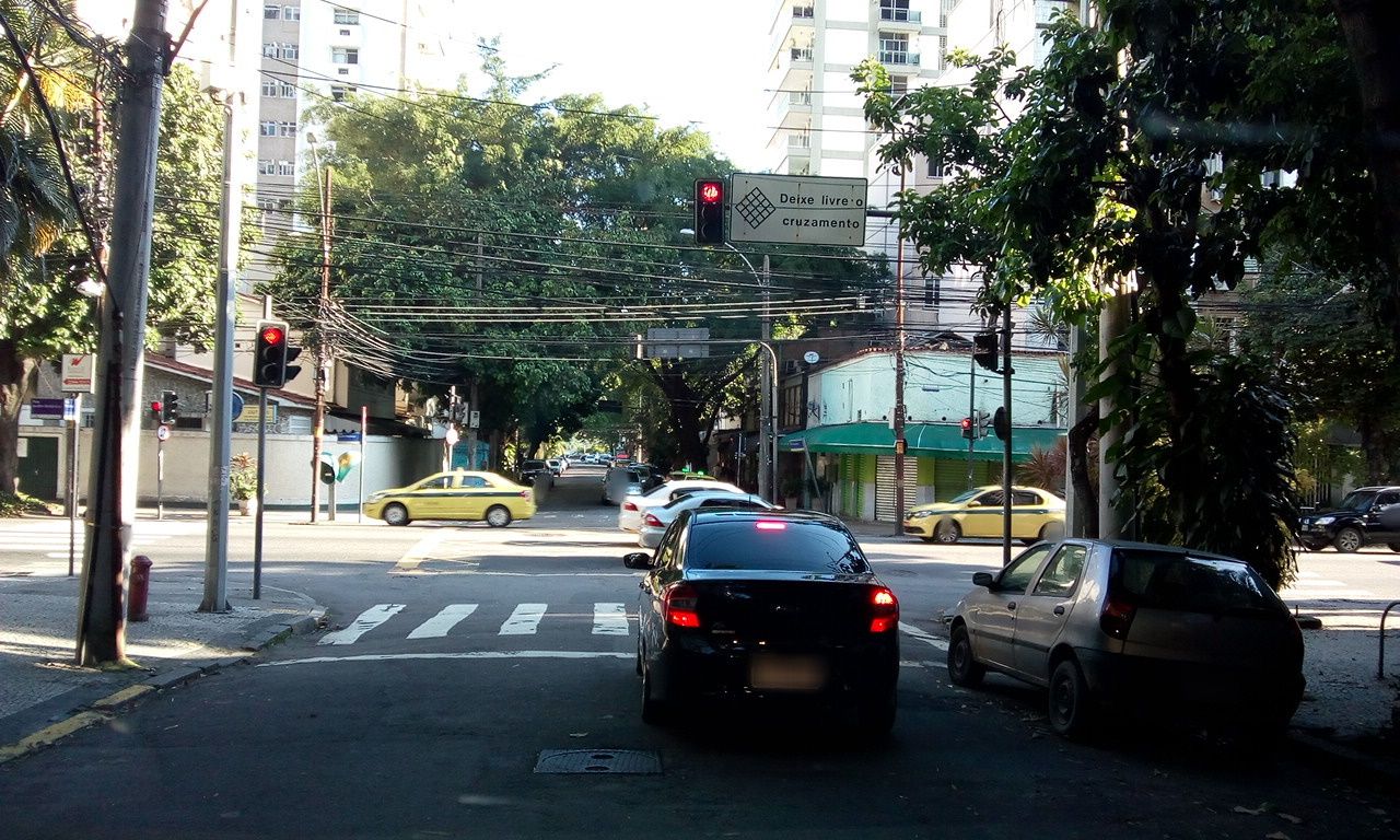 Street-level view near Canto da Lagoa, Jardim Botânico