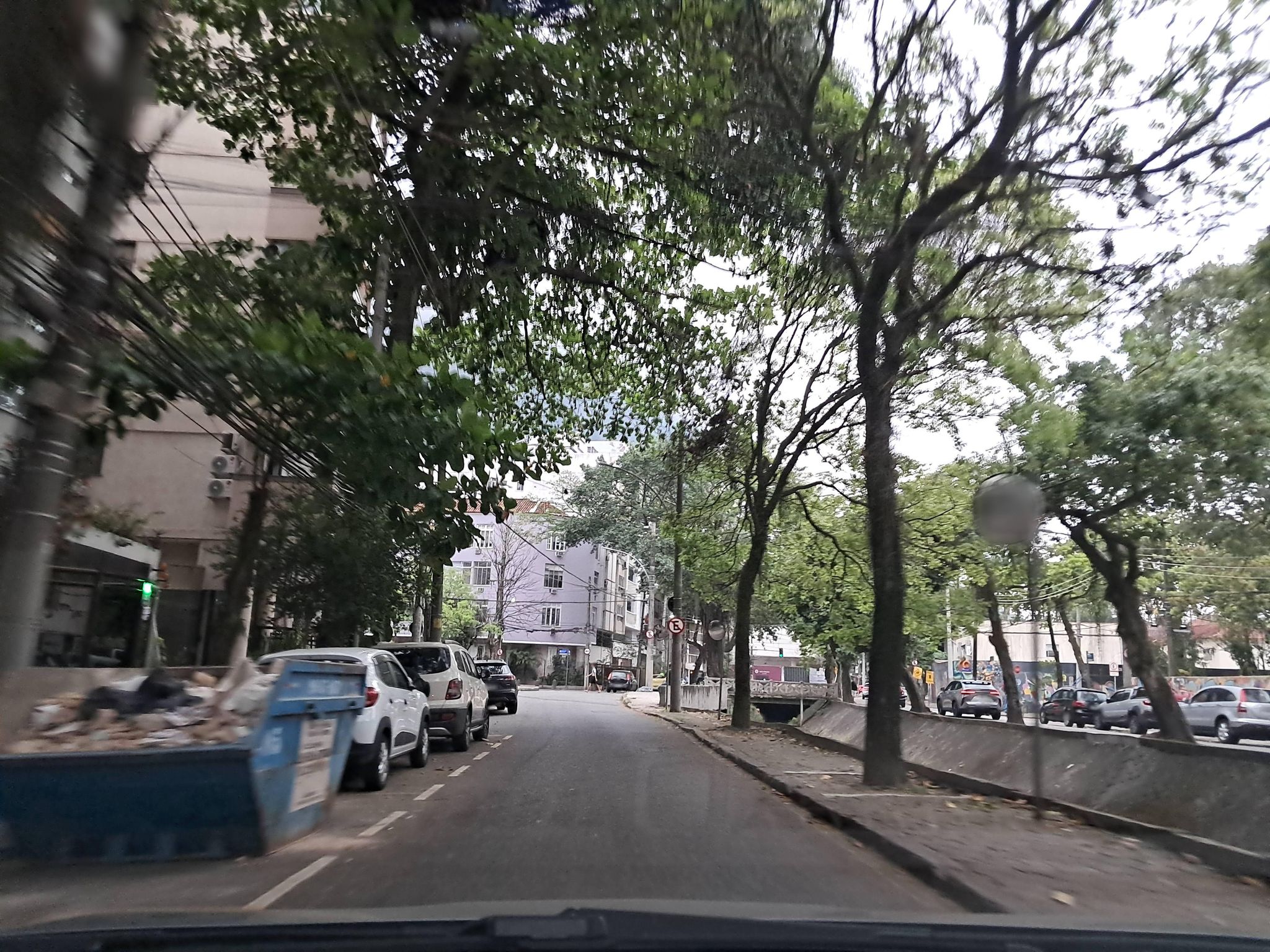 Street-level view near Canto do Piraque, Lagoa