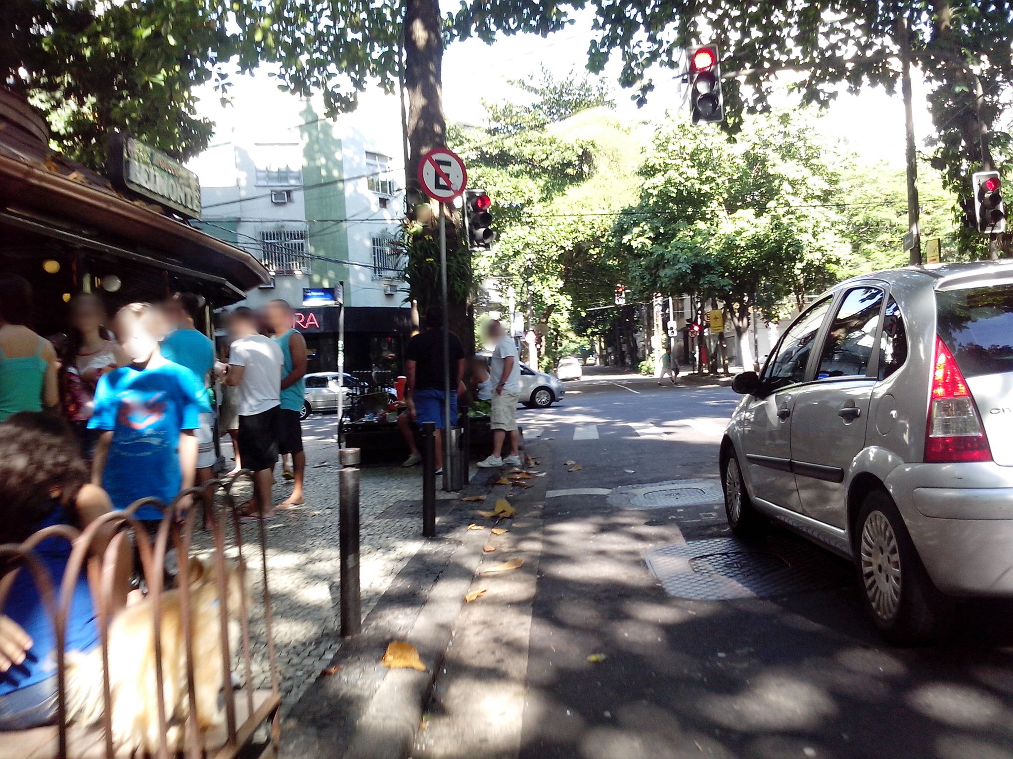Street-level view near Cantuta, Leblon