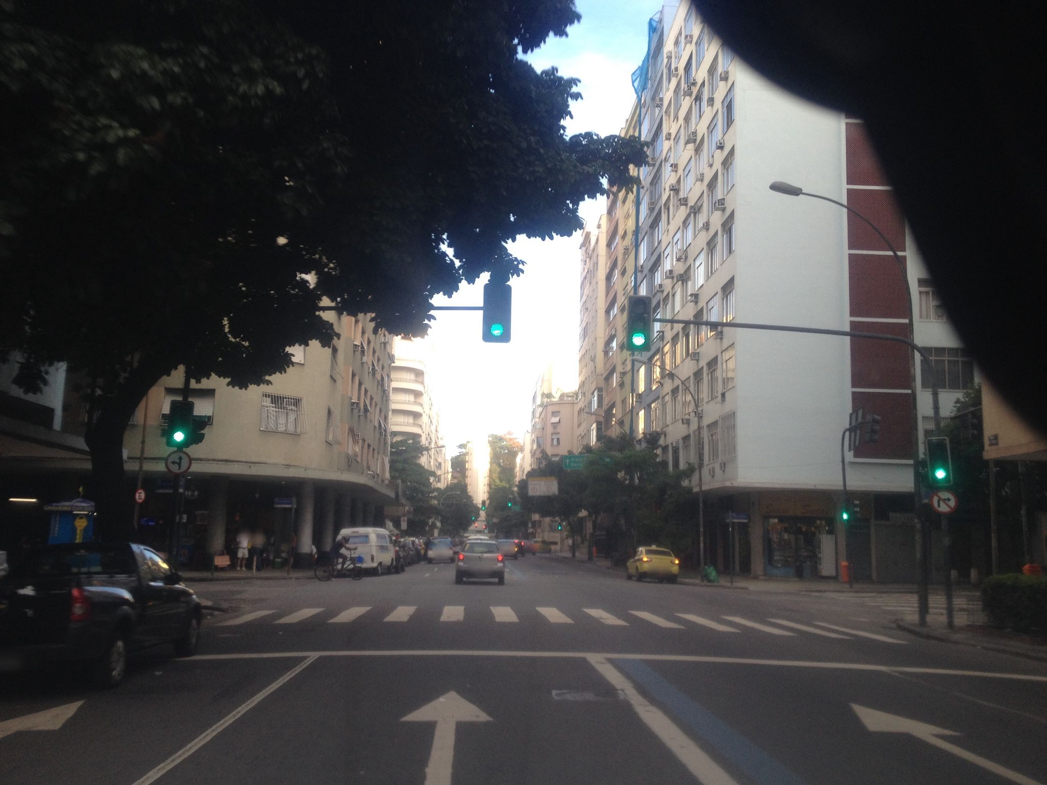 Street-level view near Casa Grande, Copacabana