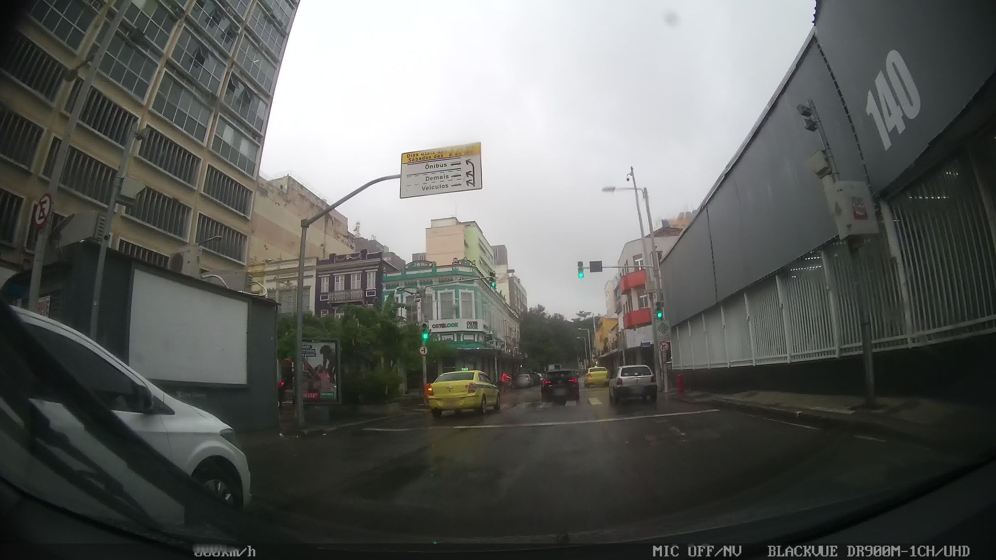 Street-level view near Casas Bahia, Botafogo