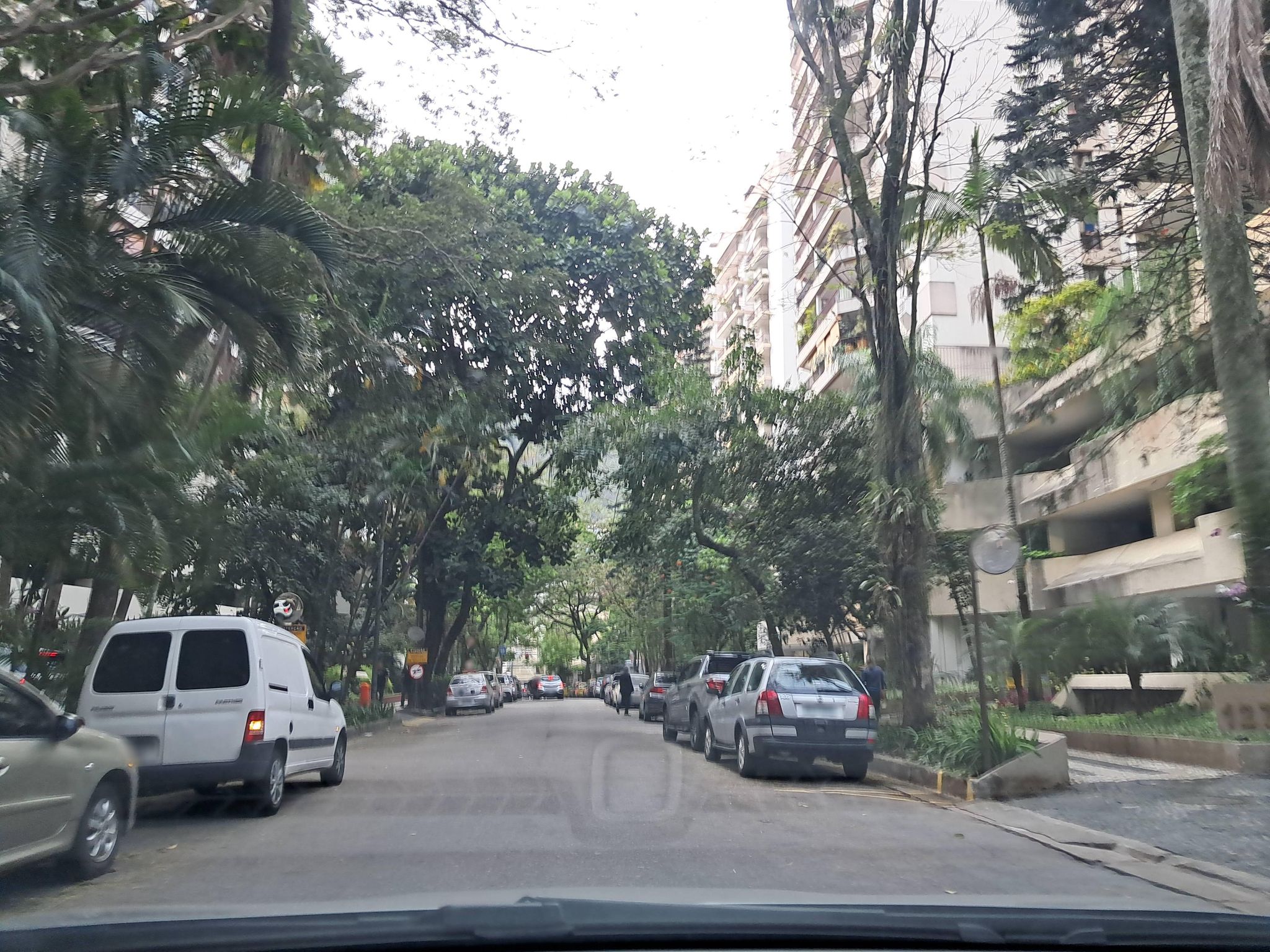 Street-level view near Castelli, Gávea