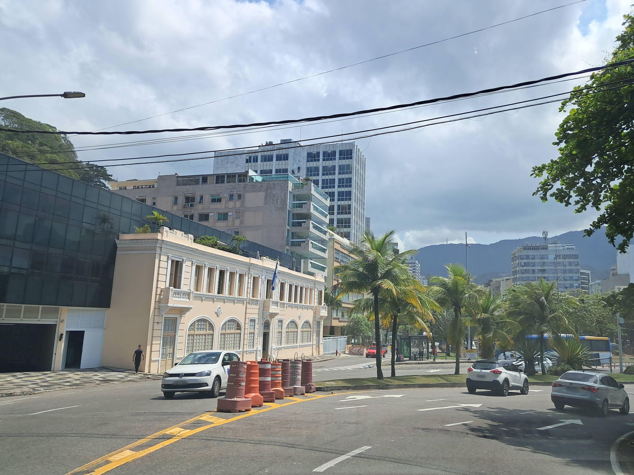 Street-level view near Cedae - Estação Leblon, Leblon