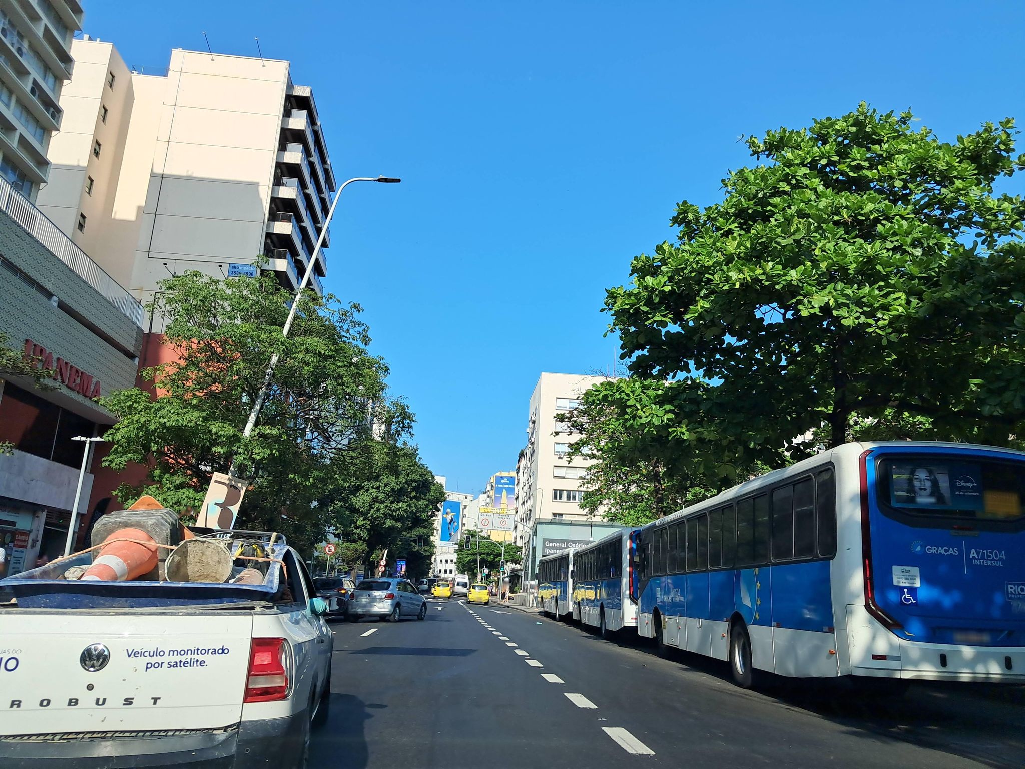 Street-level view near Central Com. General Osório, Ipanema
