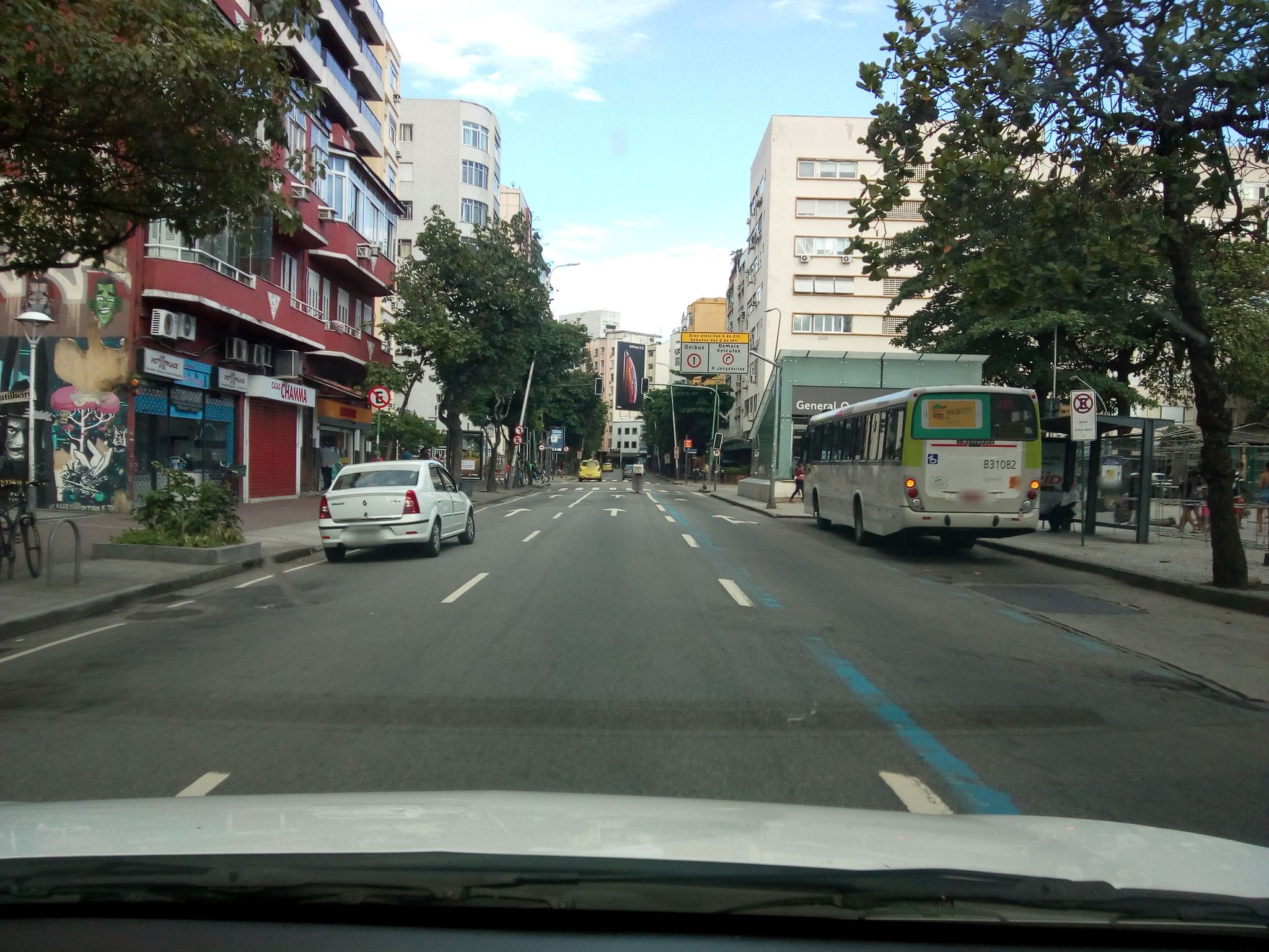Street-level view near Central Ipanema, Ipanema