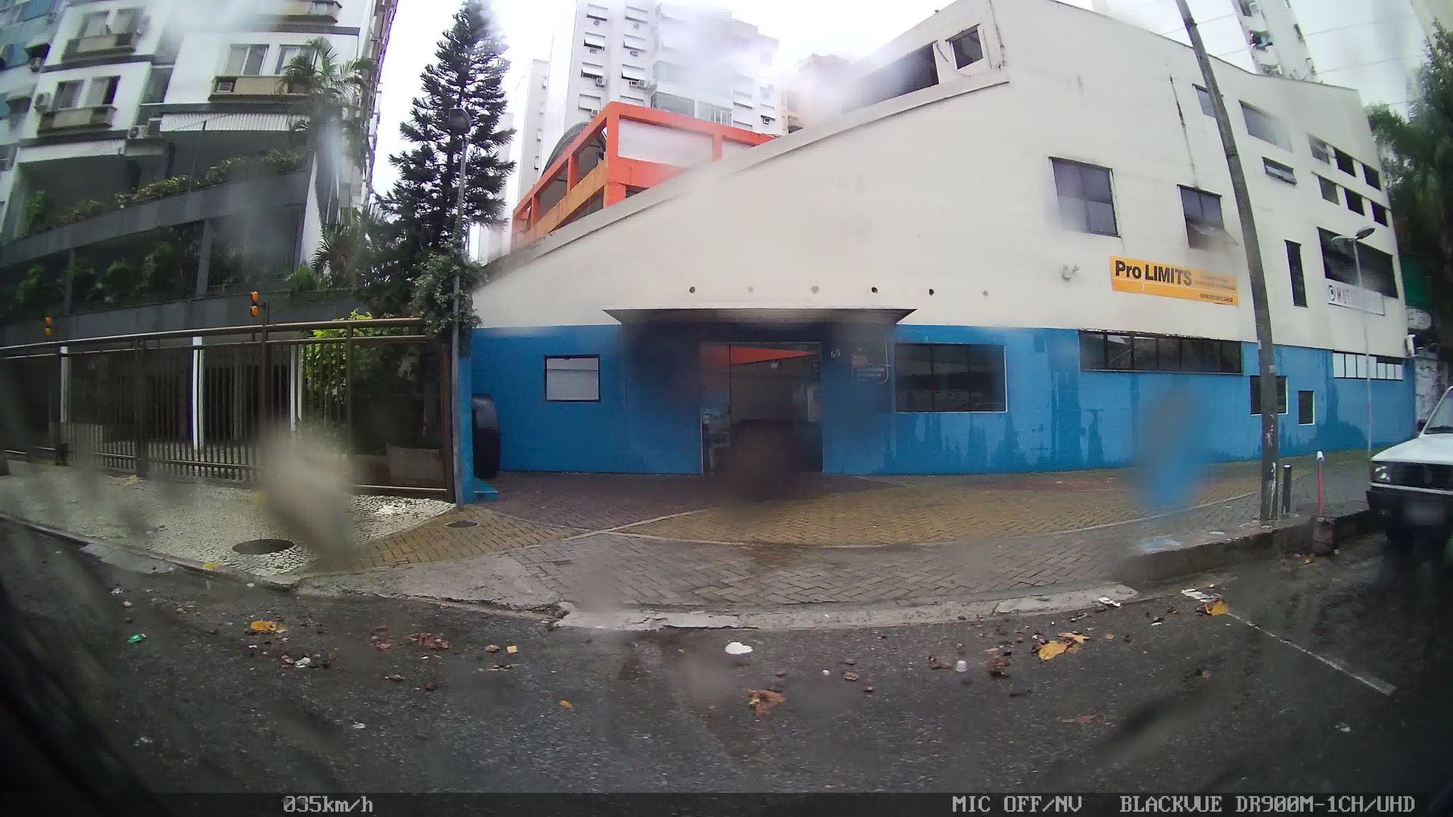 Street-level view near Centro Aquatico, Flamengo